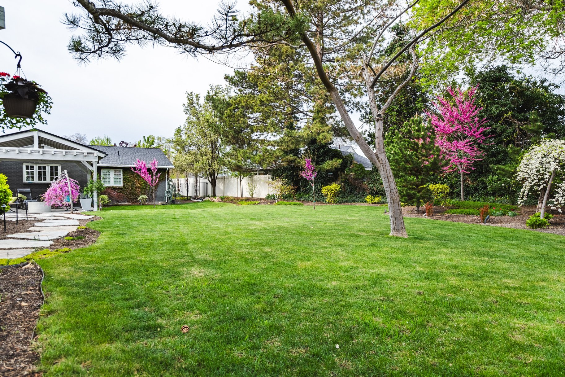  Tastefully Updated Holladay Rambler on .60 acre Manicured Lot - 物件實景