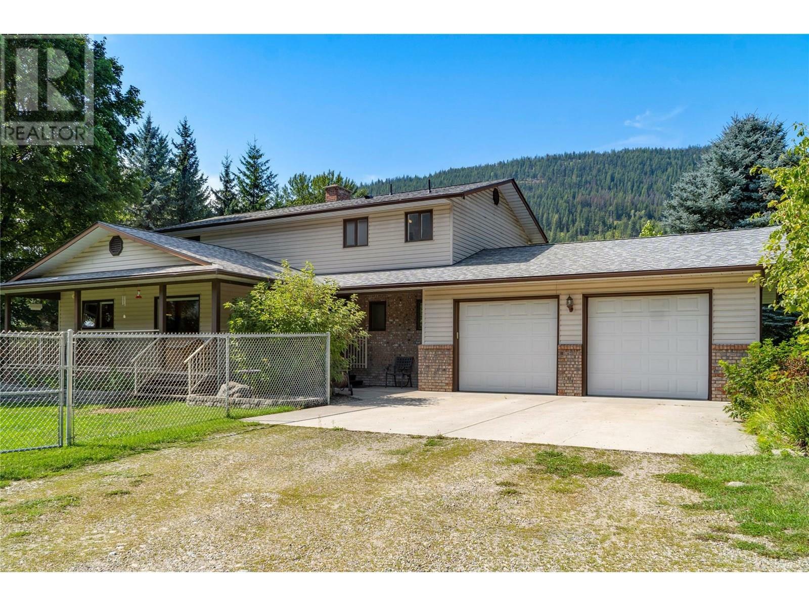 CASTLEGAR, British Columbia, V1N 4S6, CA, 4 Bedrooms Bedrooms, ,3 BathroomsBathrooms,Residential,For Sale,1859816
