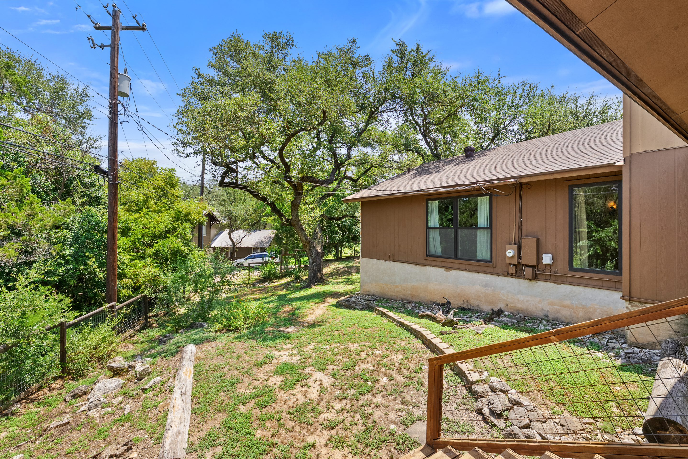  Thoughtfully Updated. Wonderfully Private. Move-In Ready - 物件實景