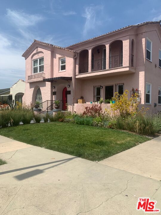 Los Angeles, California, 90016, United States, 10 Bedrooms Bedrooms, ,Residential,For Sale,1939338