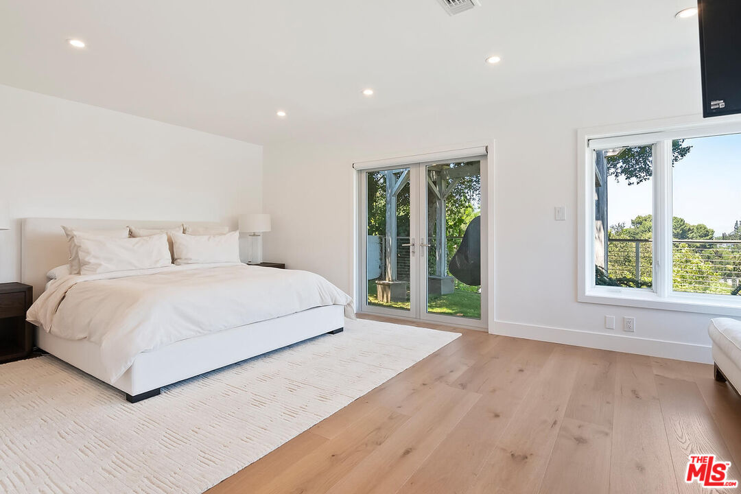 Sherman Oaks, California, 91403, United States, 3 Bedrooms Bedrooms, ,2 BathroomsBathrooms,Residential,For Sale,1940952