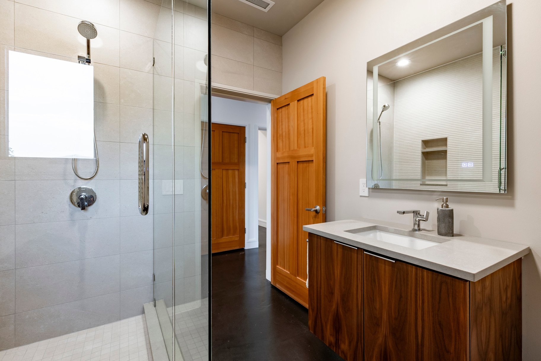  Stunning Contemporary Home with Commanding Views - 物件實景
