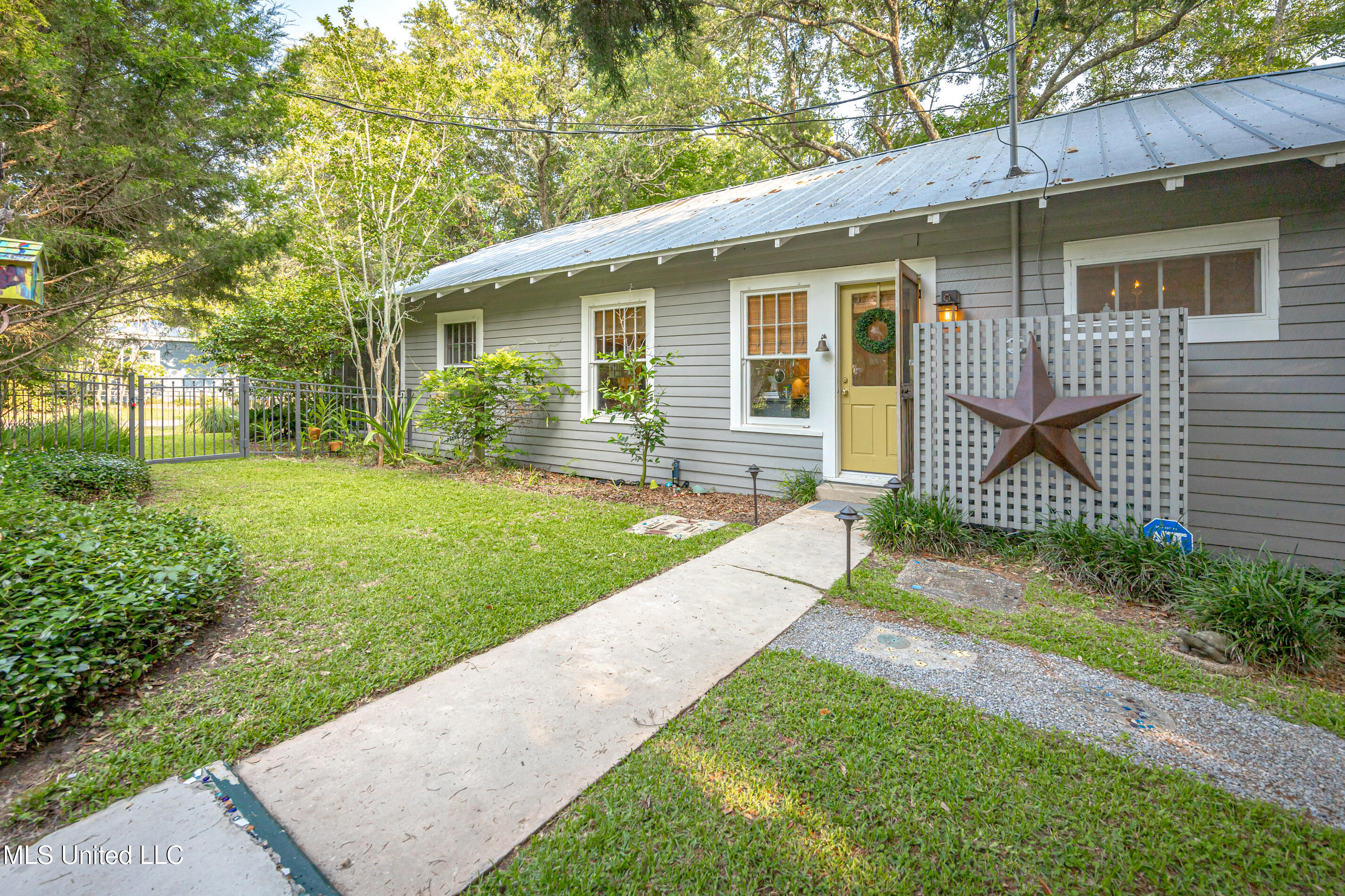 Ocean Springs, Mississippi, 39564, United States, 3 Bedrooms Bedrooms, ,2 BathroomsBathrooms,Residential,For Sale,1847227