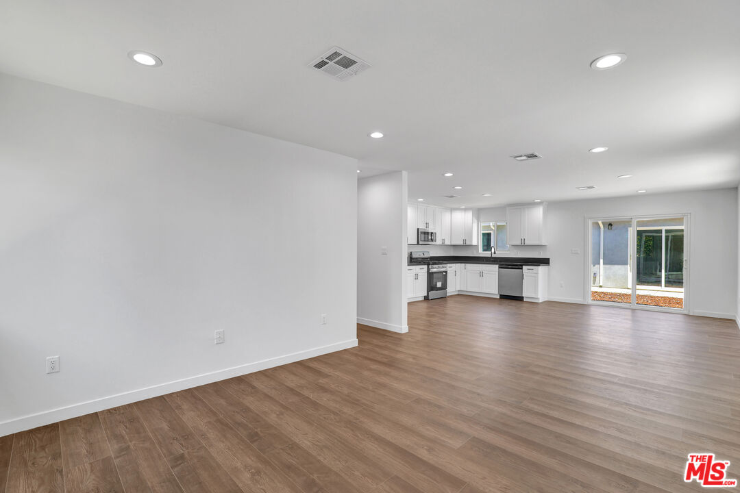 Reseda, California, 91335, United States, 10 Bedrooms Bedrooms, ,Residential,For Sale,1906500