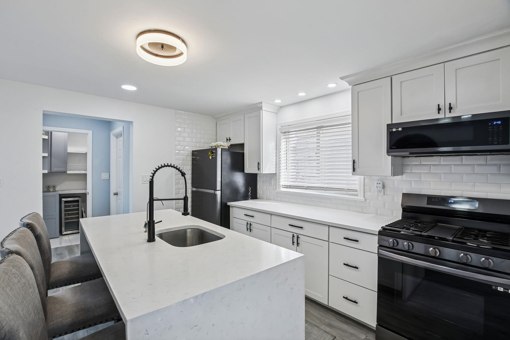 Bayonne, New Jersey, 07002, United States, 3 Bedrooms Bedrooms, ,2 BathroomsBathrooms,Residential,For Sale,2001492