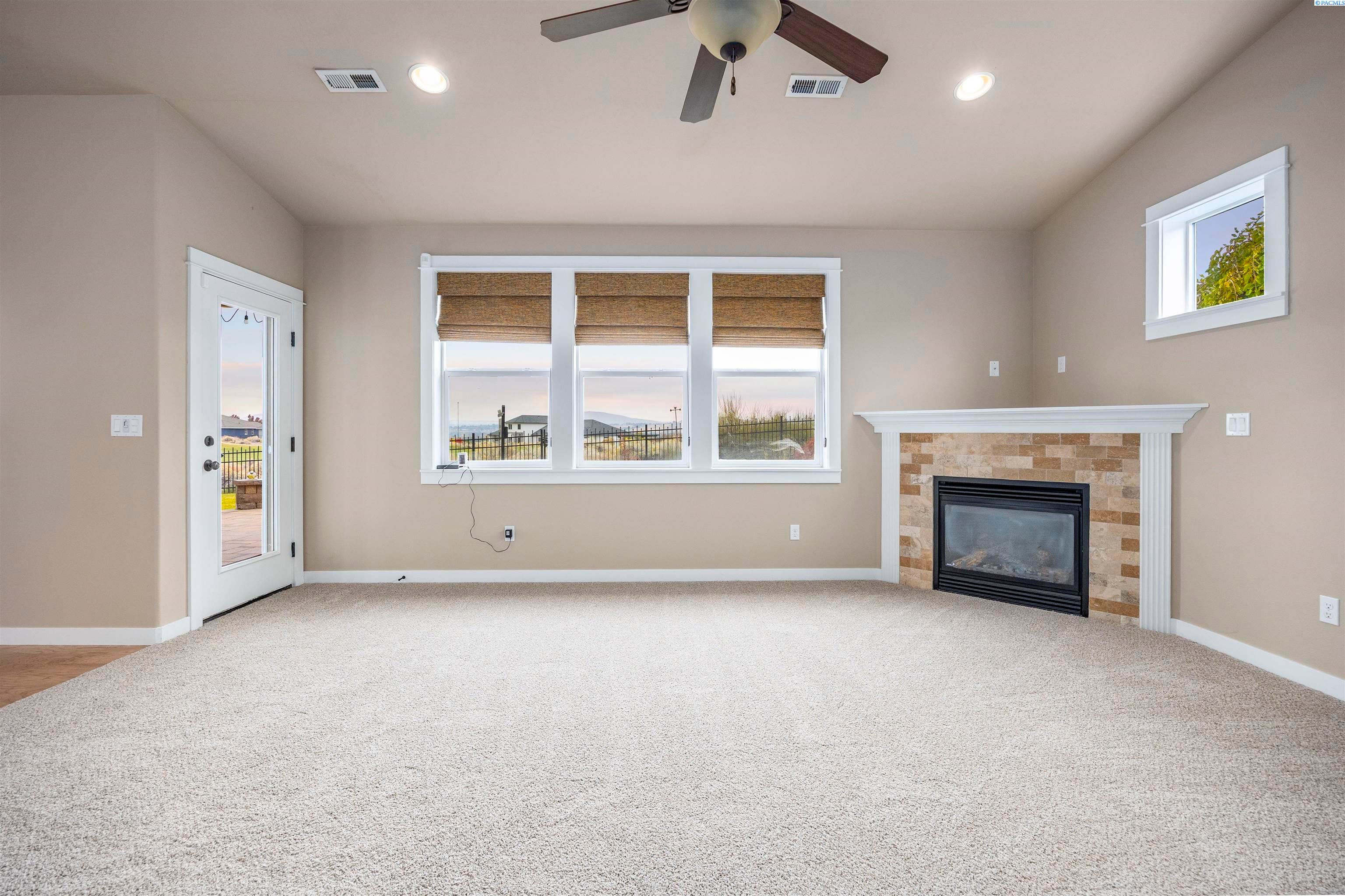 Richland, Washington, 99354, United States, 4 Bedrooms Bedrooms, ,2 BathroomsBathrooms,Residential,For Sale,1981537