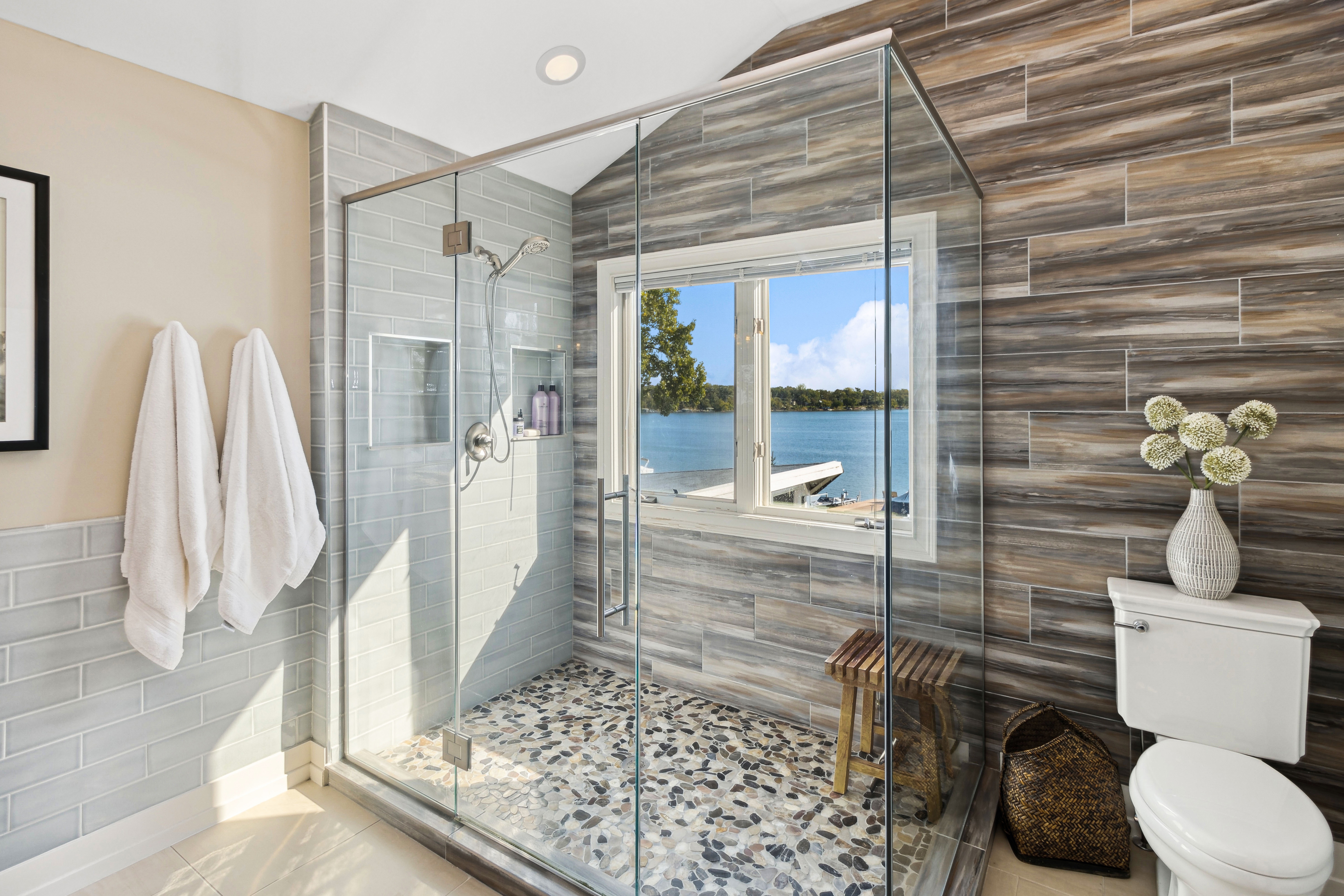  Experience the Uultimate Lakefront Lifestyle in this Legacy Home - 物件實景
