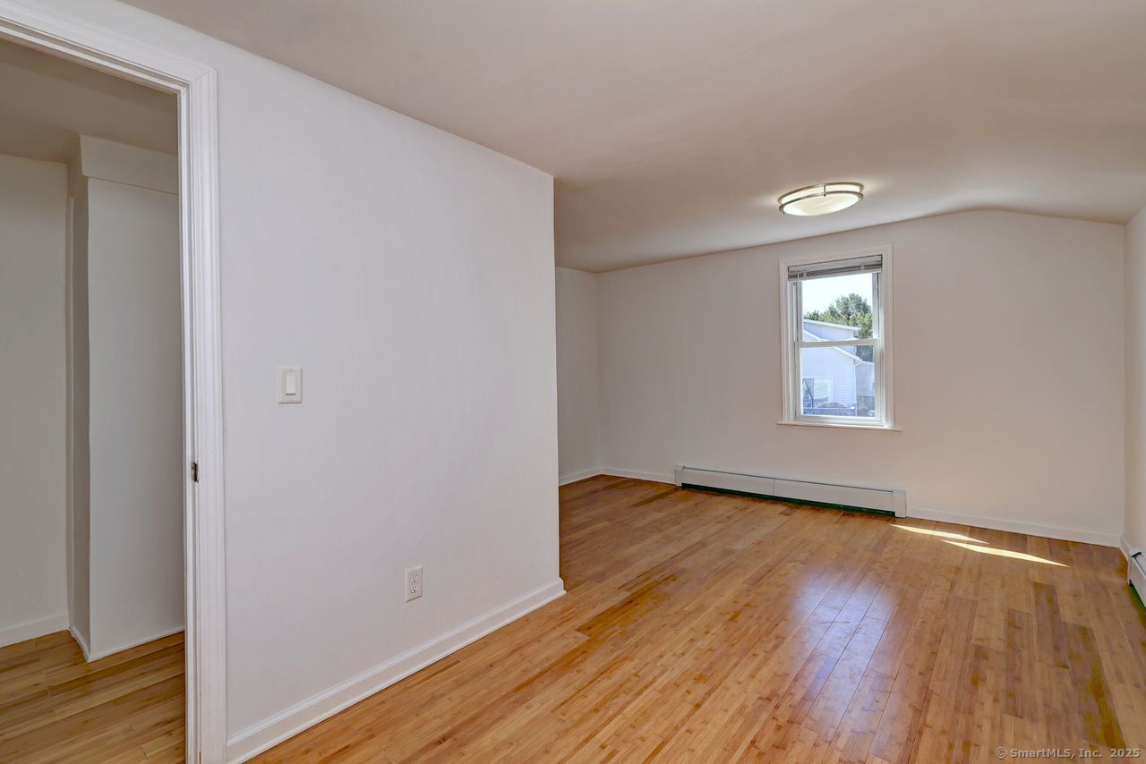 Milford, Connecticut, 06461, United States, 5 Bedrooms Bedrooms, ,2 BathroomsBathrooms,Residential,For Sale,1949907