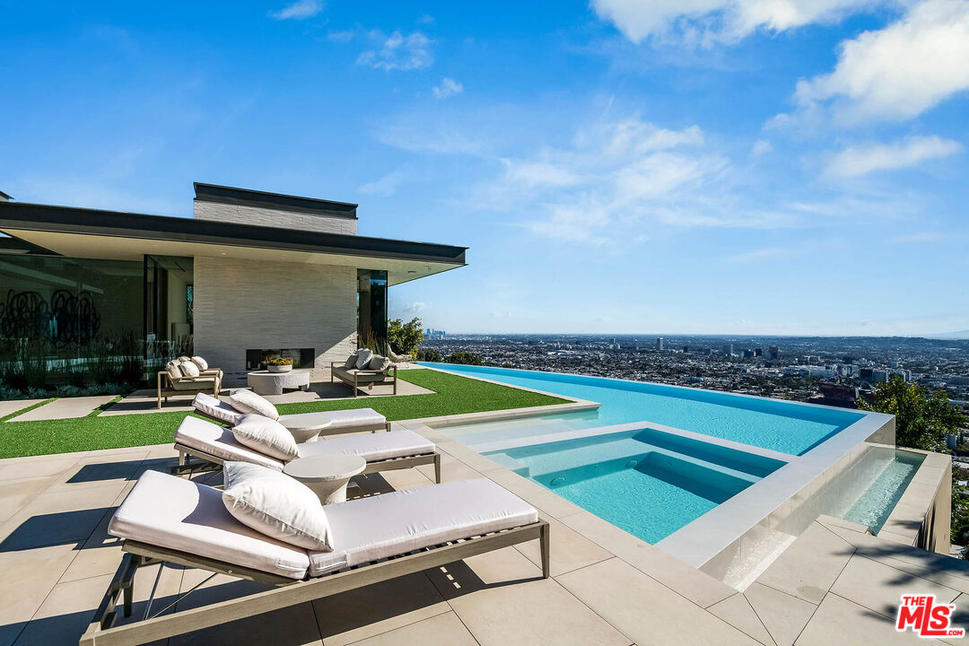 Los Angeles, California, 90069, United States, 7 Bedrooms Bedrooms, ,9 BathroomsBathrooms,Residential,For Sale,1925200