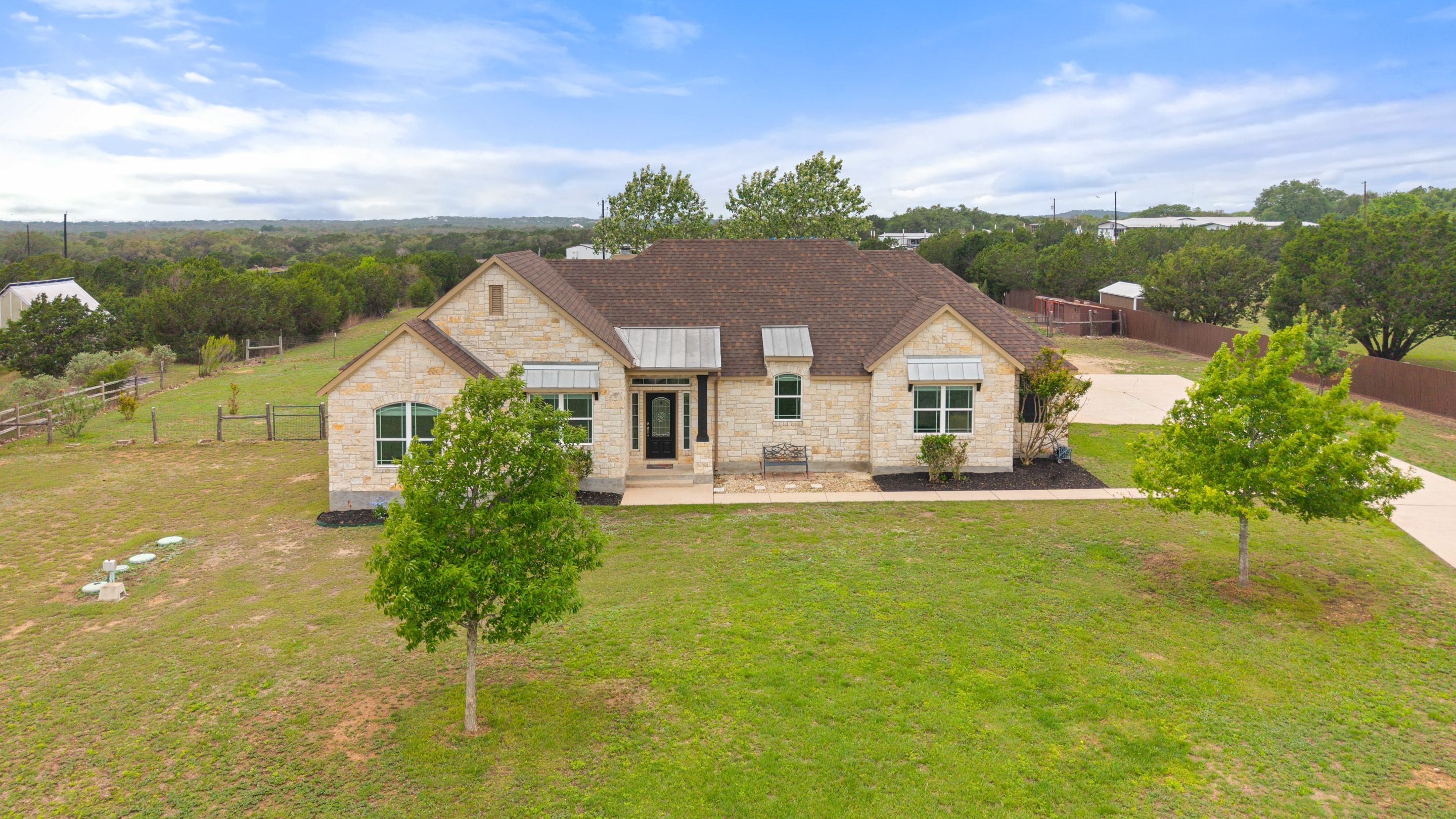  Beautiful Dripping Springs 1-Story on 2 Level Acres with Barn in Chama Trace - 物件實景