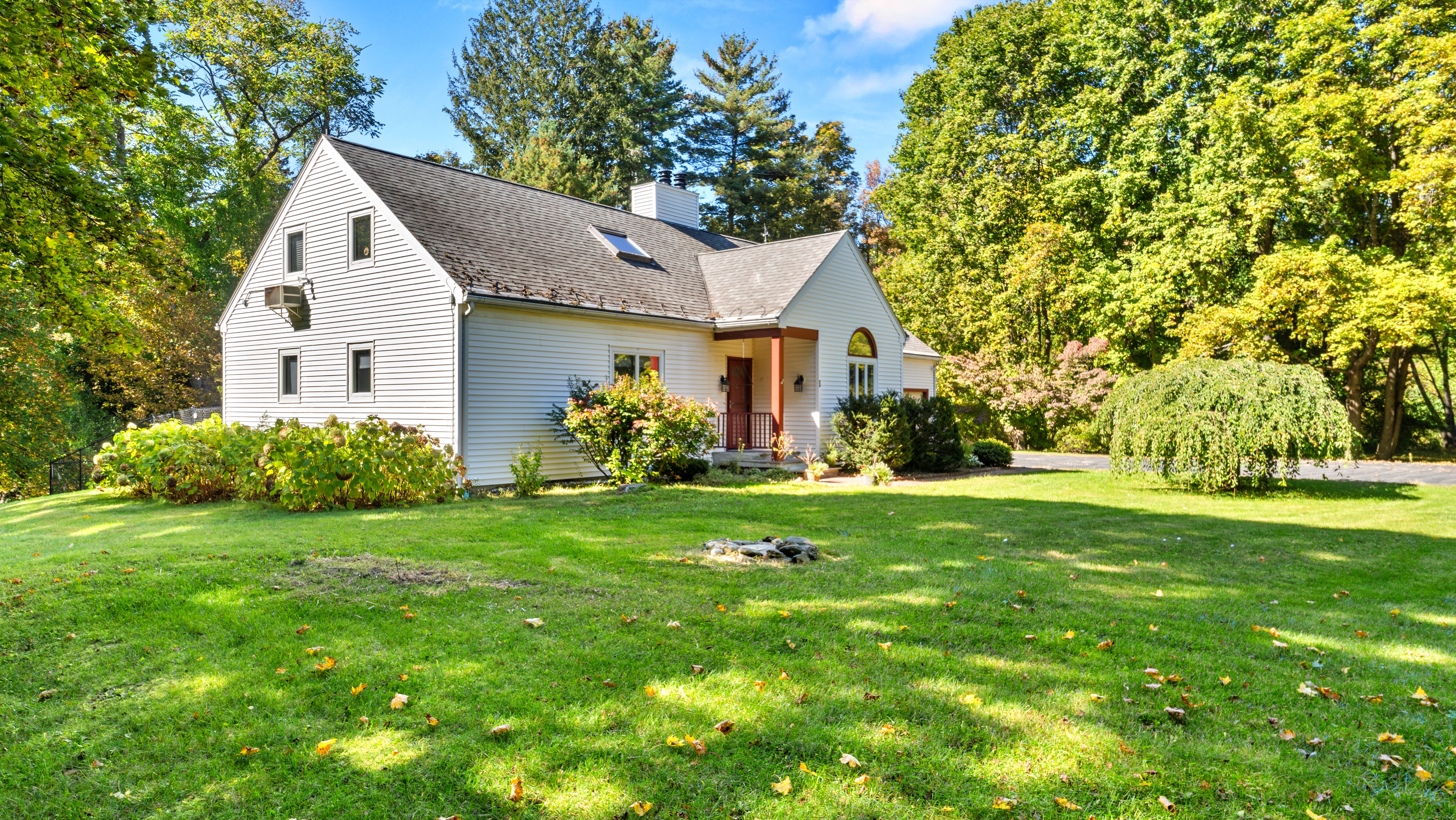  Stunning 2.4-Acre Retreat in Cornwall Estates: Updated & Move-In Ready - 物件實景