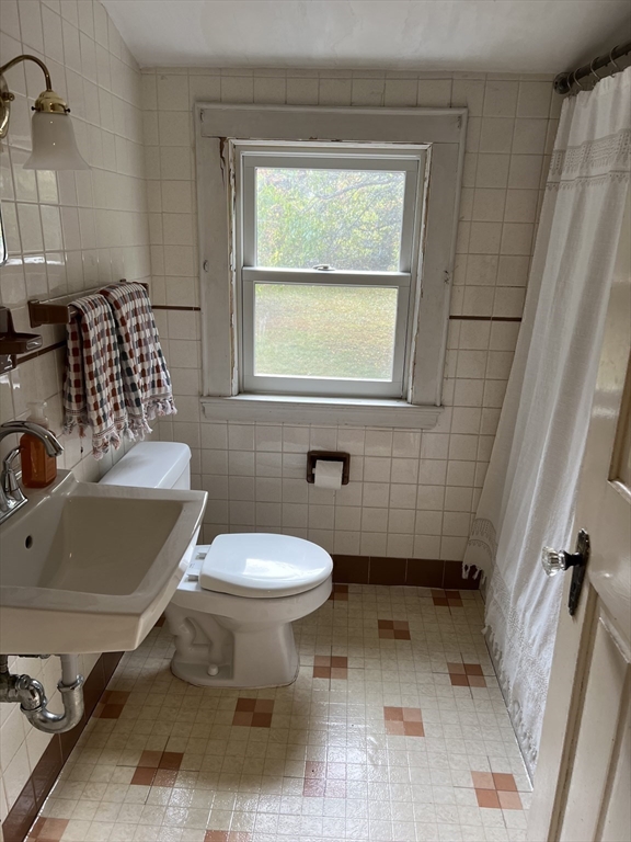 Framingham, Massachusetts, 01702, United States, 4 Bedrooms Bedrooms, ,2 BathroomsBathrooms,Residential,For Sale,1967080