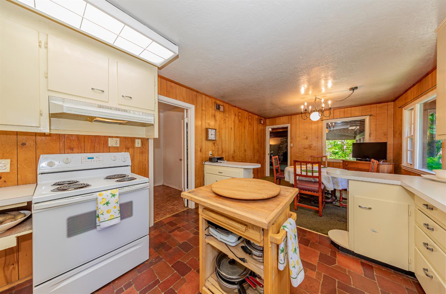Fish Camp, California, 93623, United States, 5 Bedrooms Bedrooms, ,2 BathroomsBathrooms,Residential,For Sale,1869903