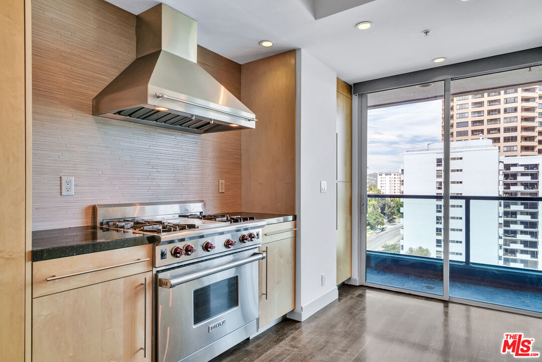 Los Angeles, California, 90024, United States, 2 Bedrooms Bedrooms, ,3 BathroomsBathrooms,Residential,For Sale,1932813
