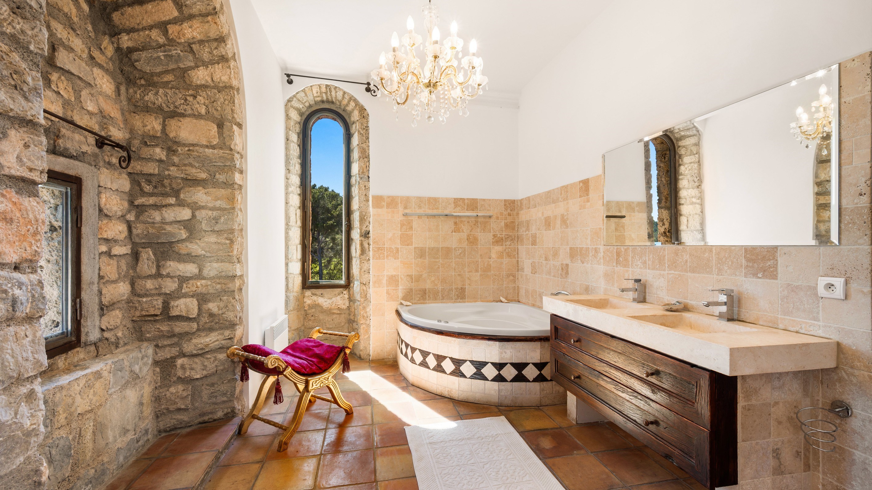  A Medieval Tower Reimagined as an Exceptional Residence - 物件實景