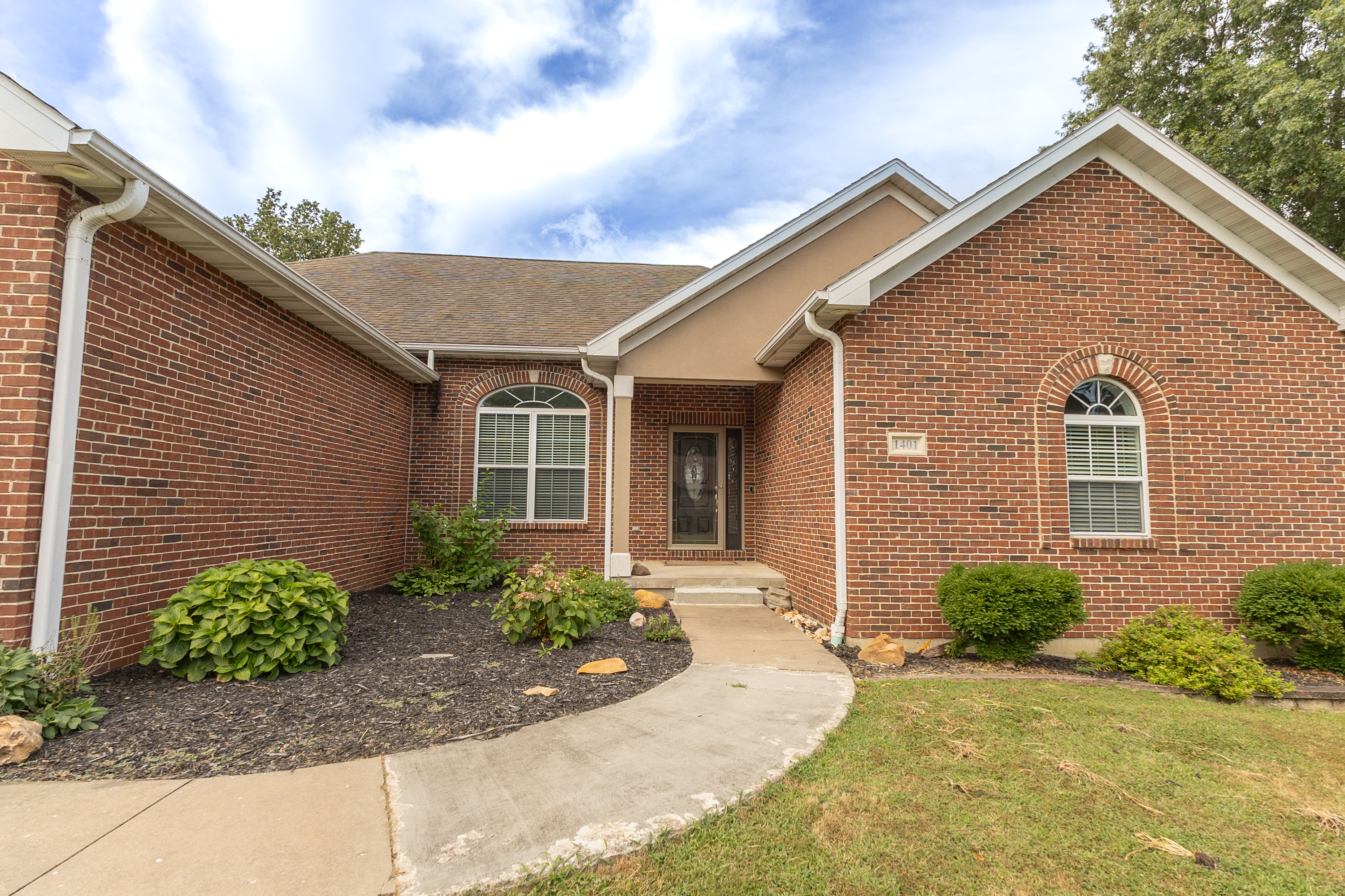 Moberly, Missouri, 65270, United States, 5 Bedrooms Bedrooms, ,Residential,For Sale,1928101