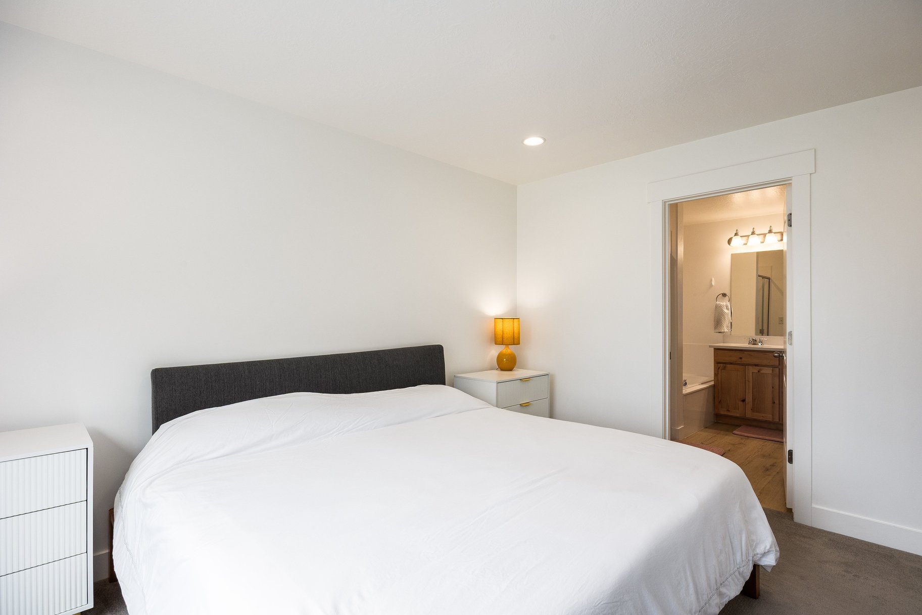  Meticulously Maintained End-Unit Townhome - 物件實景