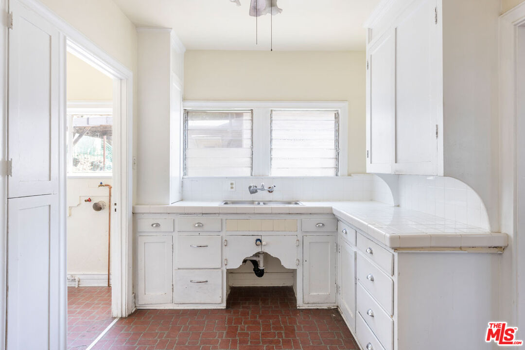 Los Angeles, California, 90027, United States, 2 Bedrooms Bedrooms, ,1 BathroomBathrooms,Residential,For Sale,1920084