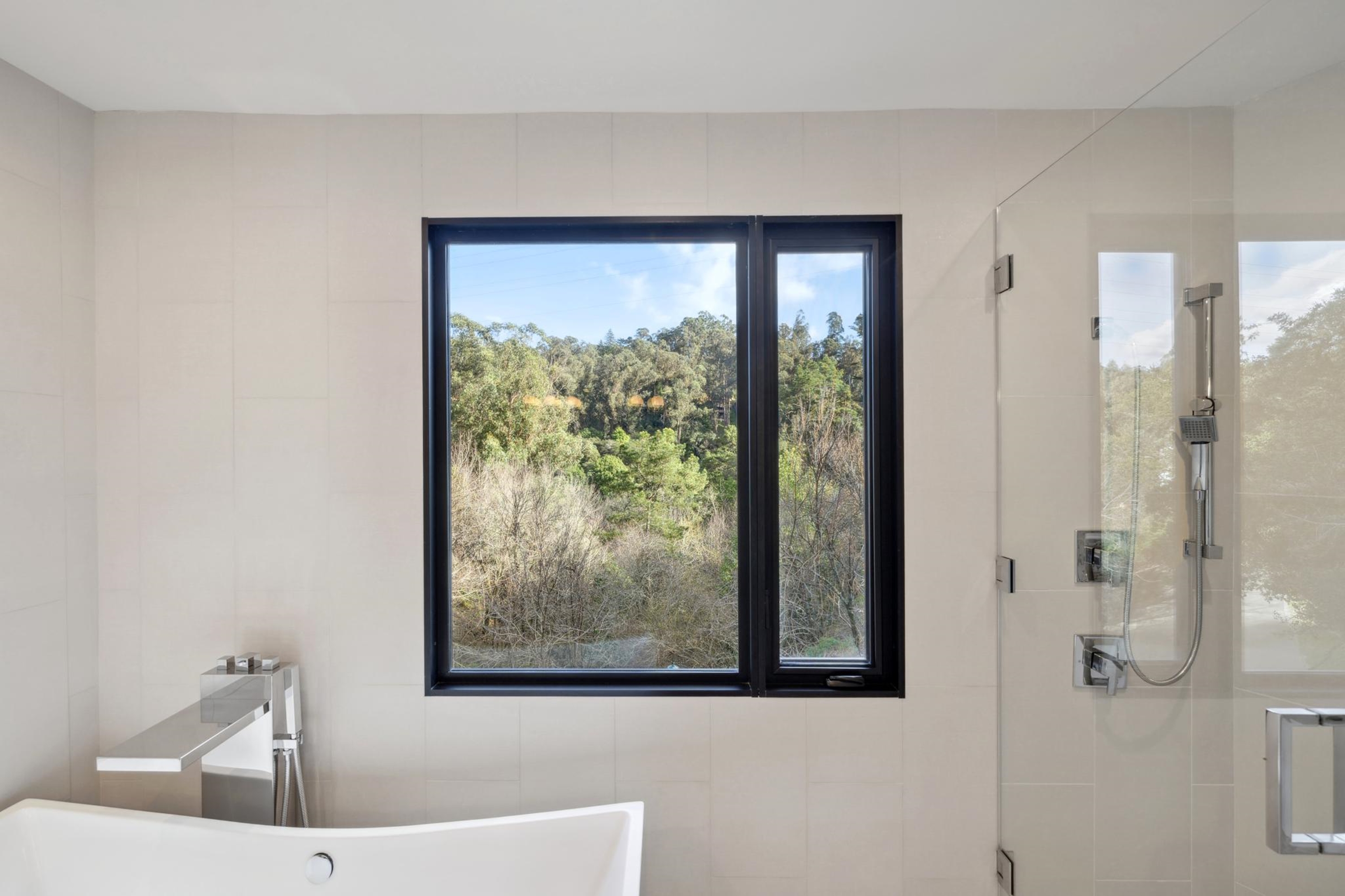  Modern Luxury Meets Tranquil Living in This Montclair Hills - 物件實景