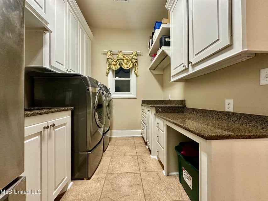 Clinton, Mississippi, 39056, United States, 5 Bedrooms Bedrooms, ,3 BathroomsBathrooms,Residential,For Sale,1904228