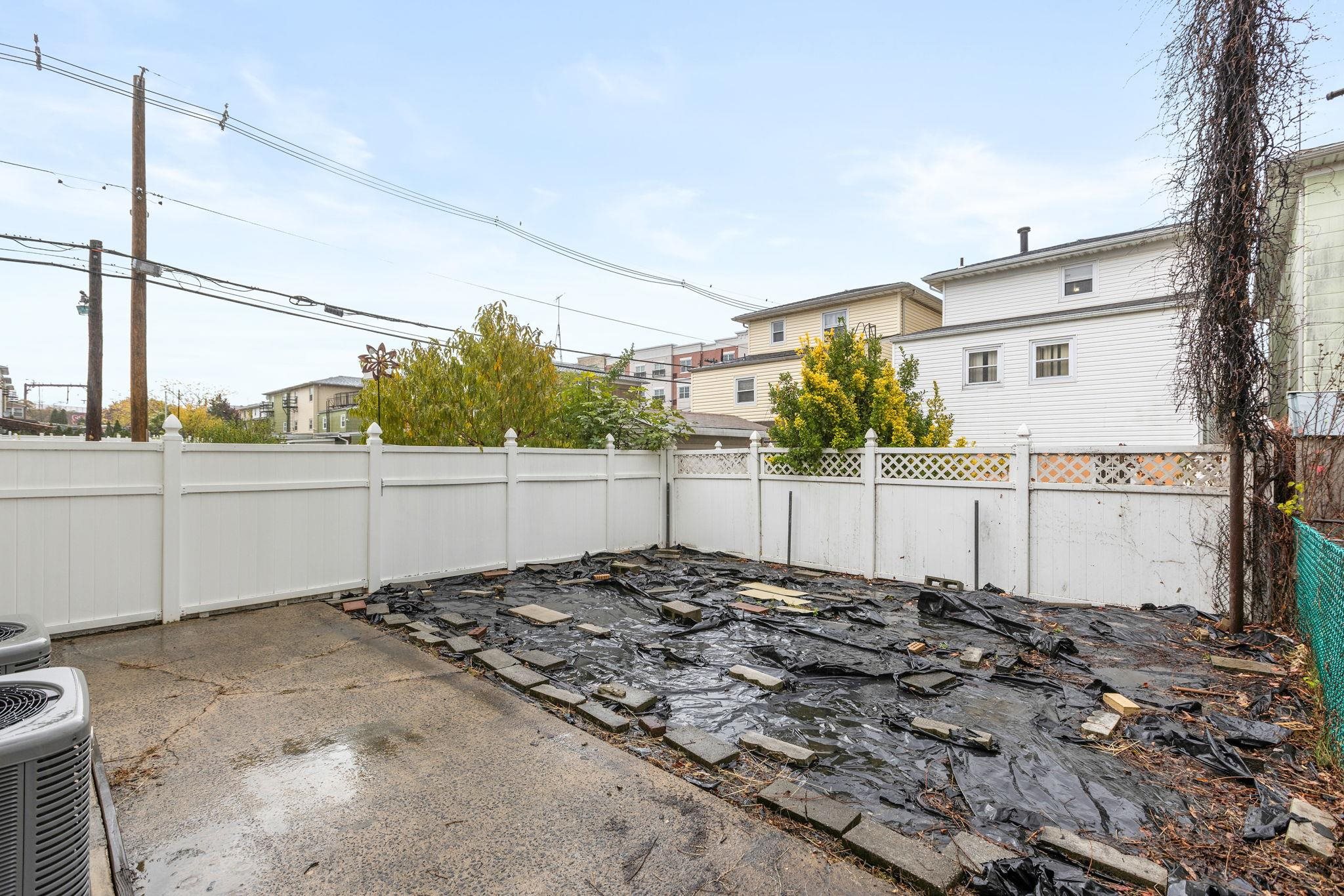 Harrison, New Jersey, 07029, United States, 6 Bedrooms Bedrooms, ,2 BathroomsBathrooms,Residential,For Sale,1991185