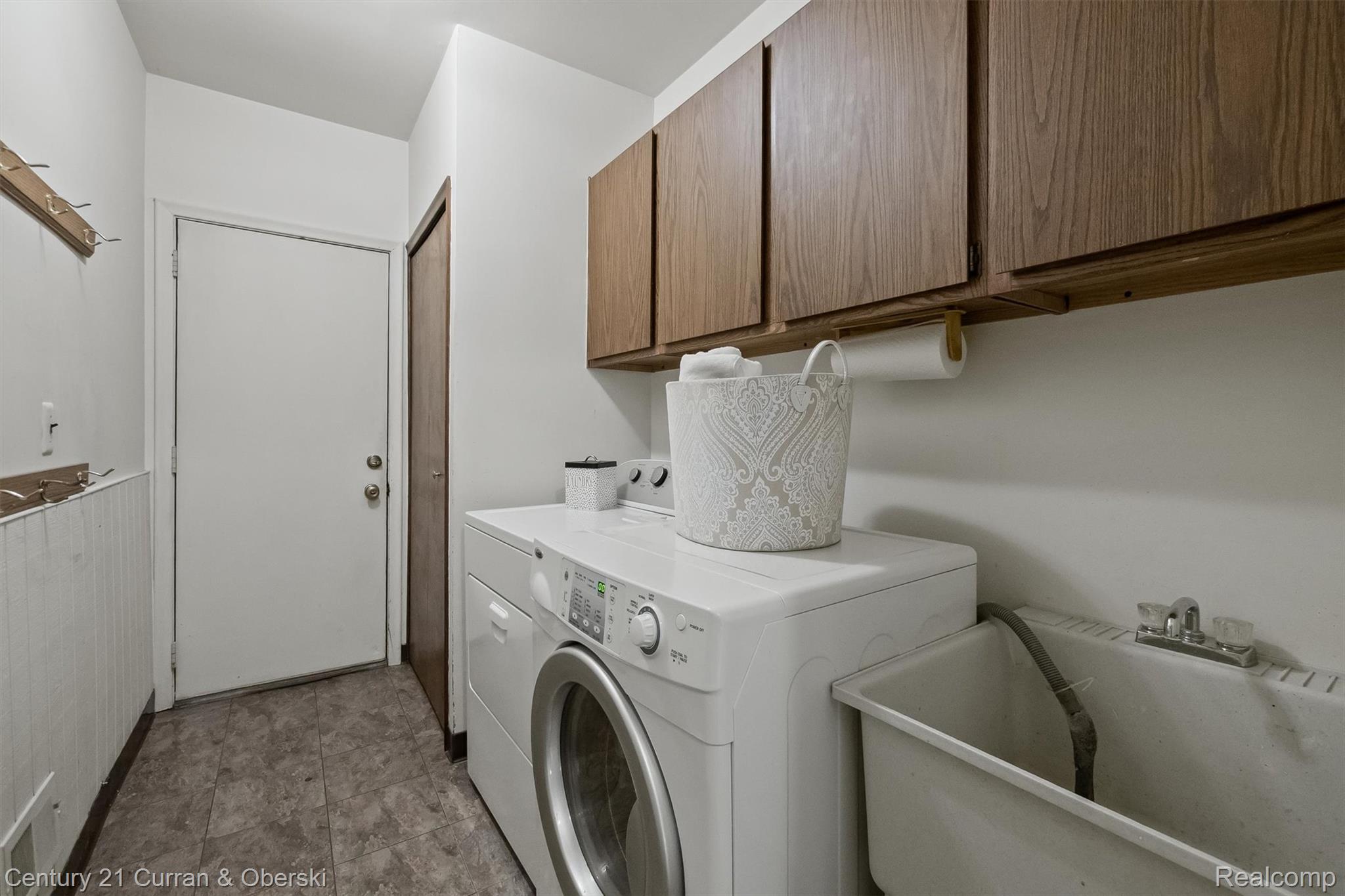 Northville, Michigan, 48167, United States, 5 Bedrooms Bedrooms, ,3 BathroomsBathrooms,Residential,For Sale,2009977