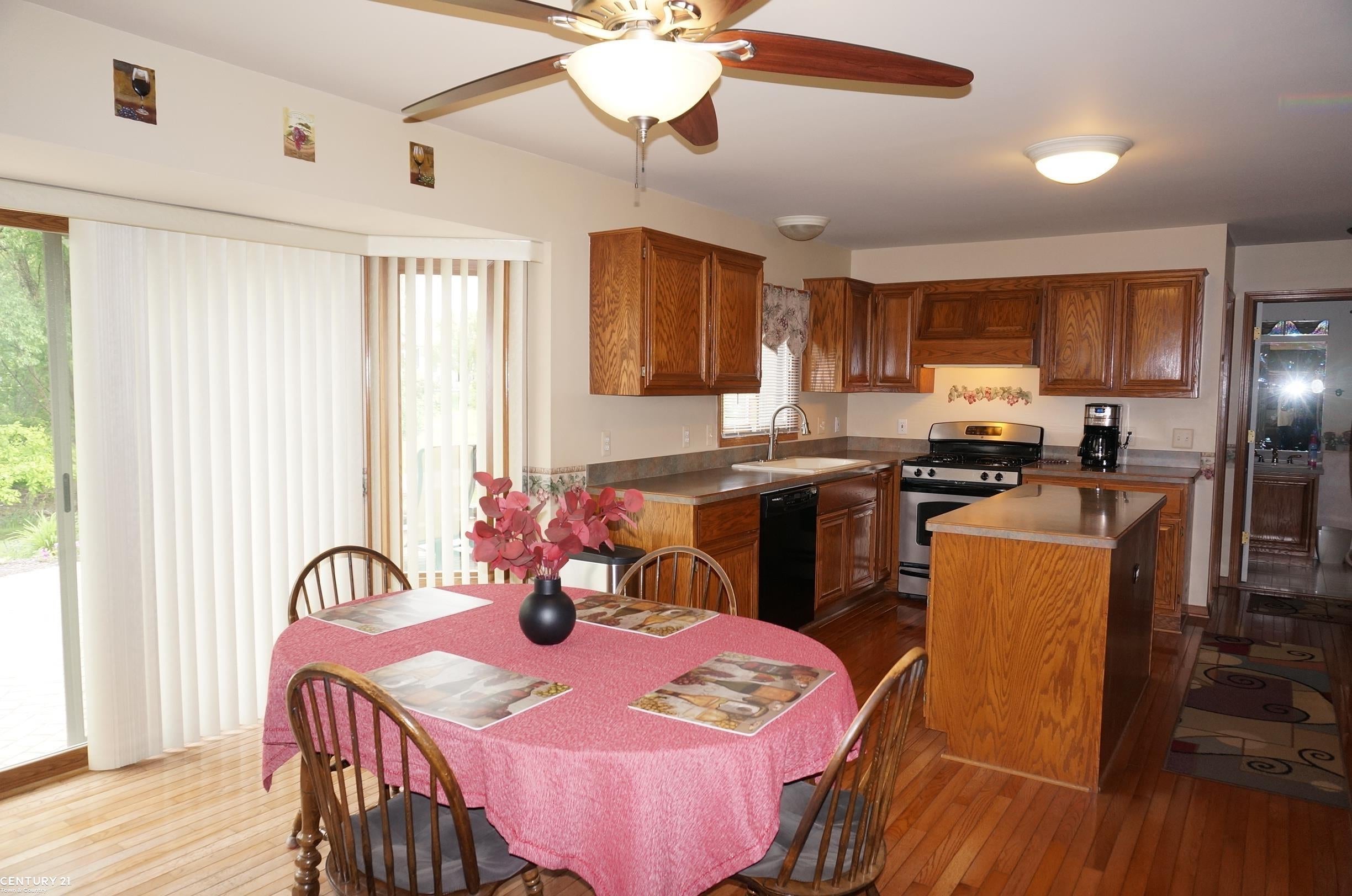 Macomb Twp, Michigan, 48044, United States, 4 Bedrooms Bedrooms, ,4 BathroomsBathrooms,Residential,For Sale,1894299