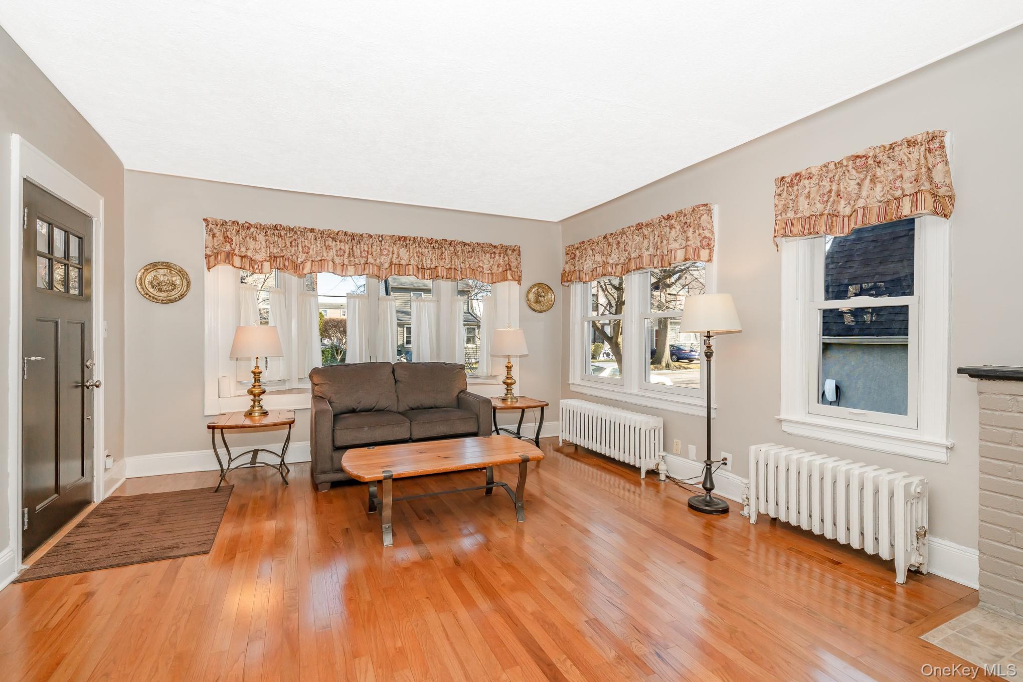 Mineola, New York, 11501, United States, 4 Bedrooms Bedrooms, ,2 BathroomsBathrooms,Residential,For Sale,2005697