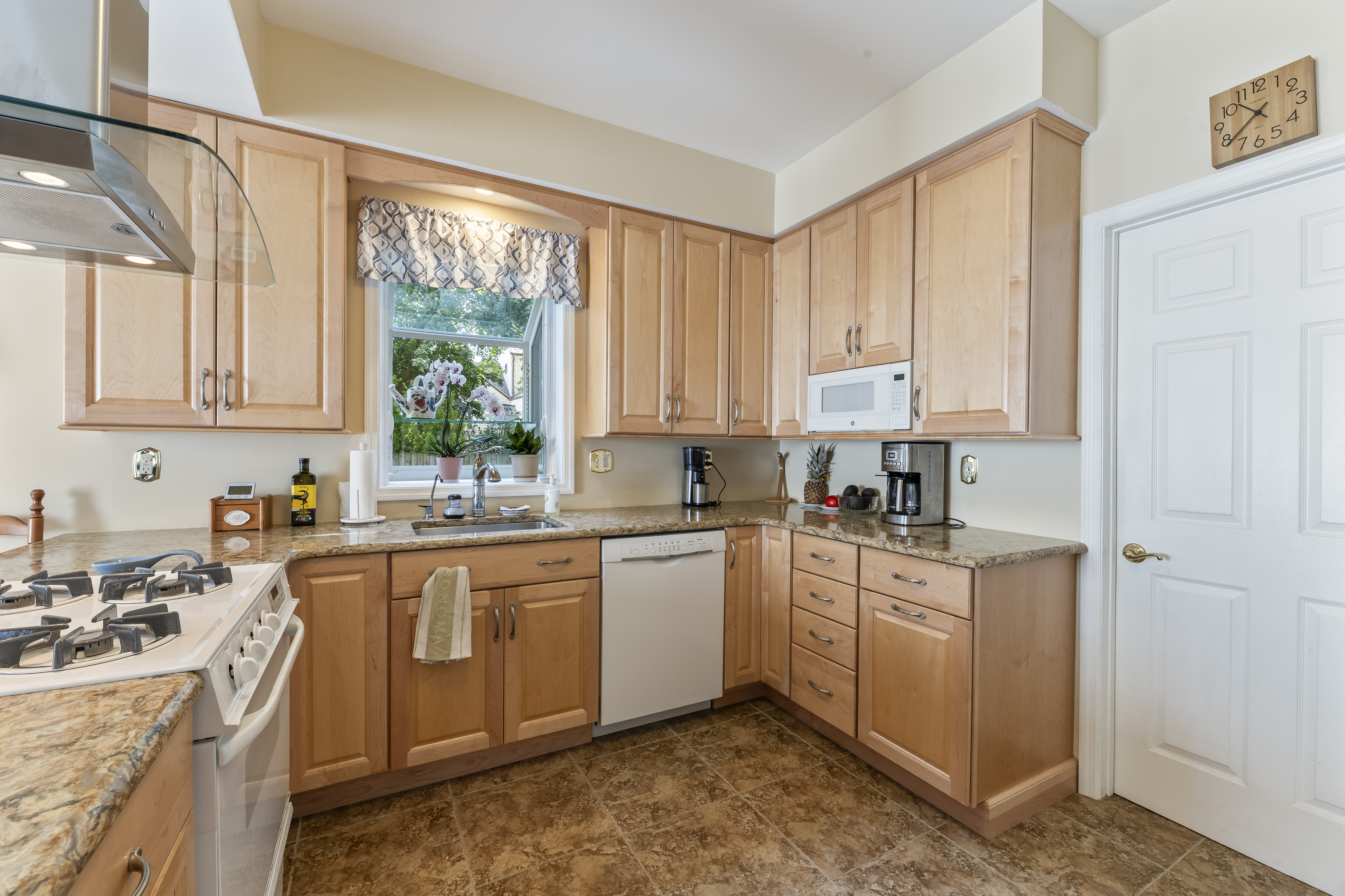 Keyport, New Jersey, 07735, United States, 2 Bedrooms Bedrooms, ,3 BathroomsBathrooms,Residential,For Sale,1914240