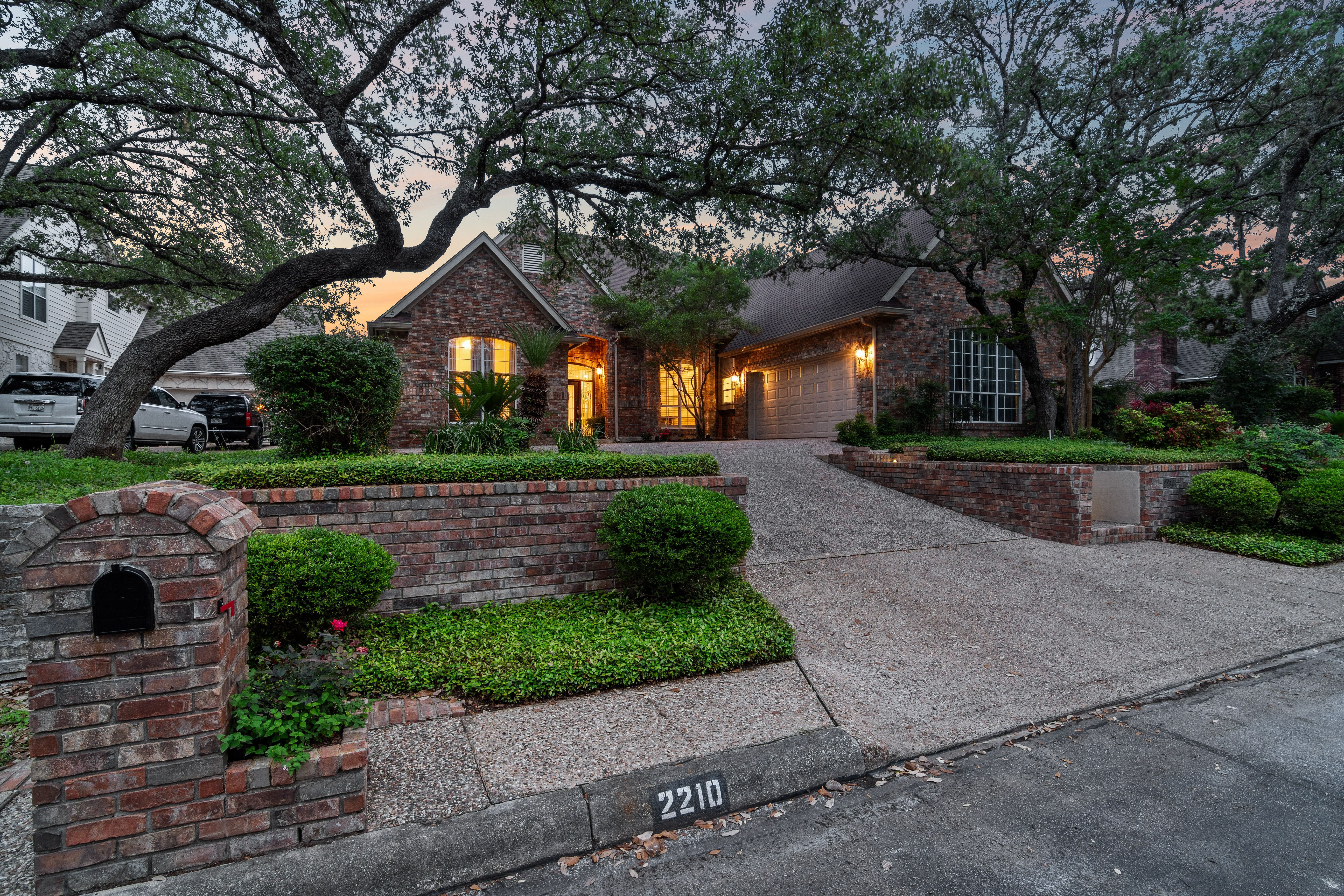  Elegant Deerfield Retreat with Resort-Style Backyard - 物件實景
