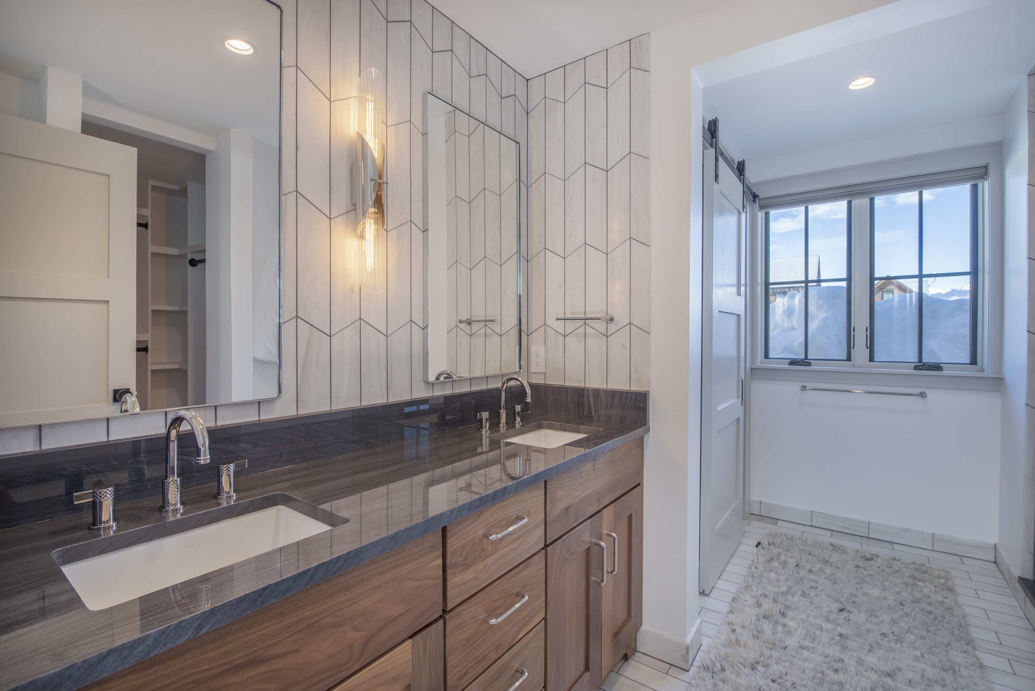  Big And Beautiful In The Desirable And Peaceful East End Of Town - 物件實景