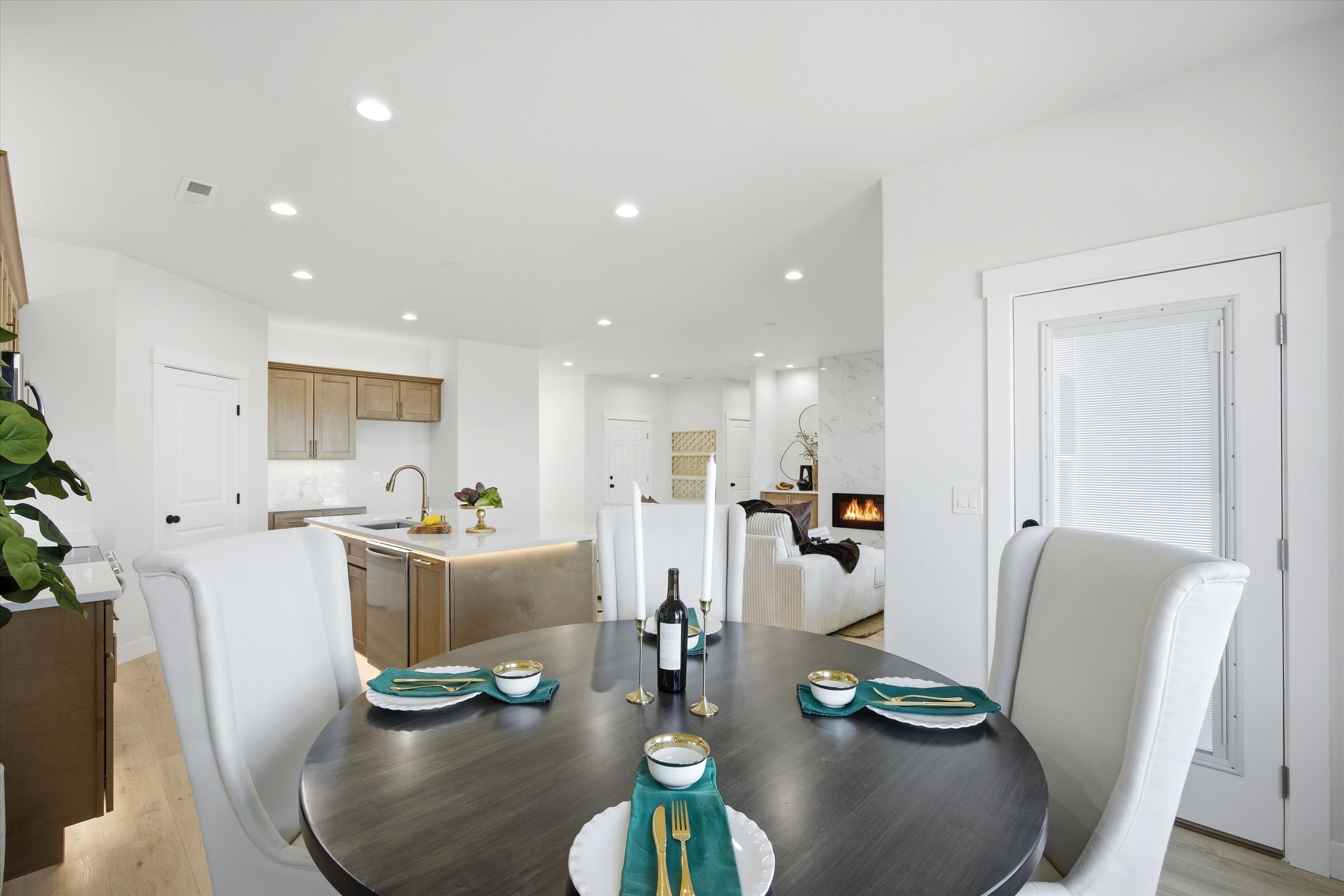  New 5-Bed Home w/ Daylight Basement & 3-Car Garage - 物件實景