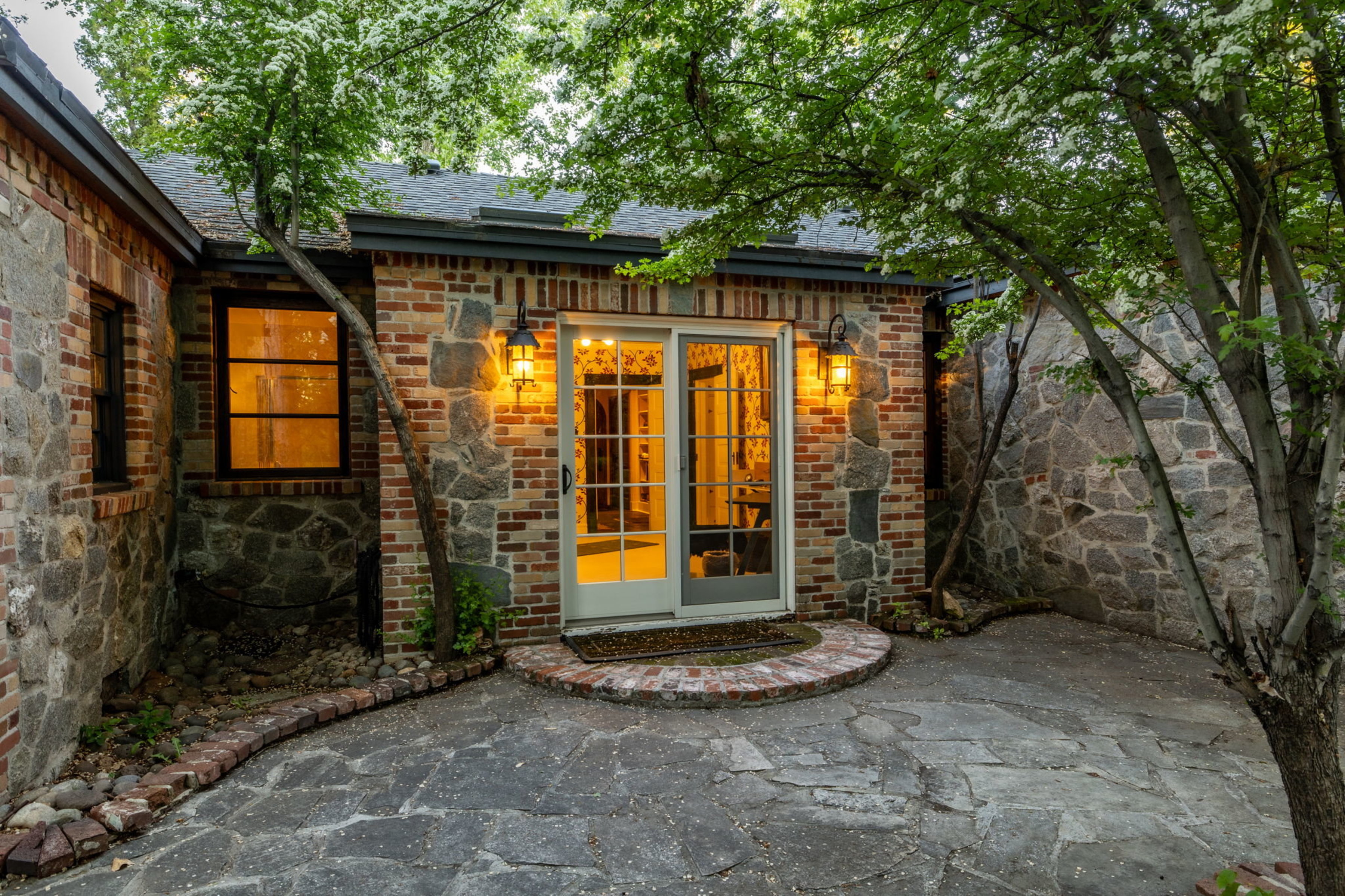  Historic home with 2 guest homes on 1.24 acres with a pool - 物件實景