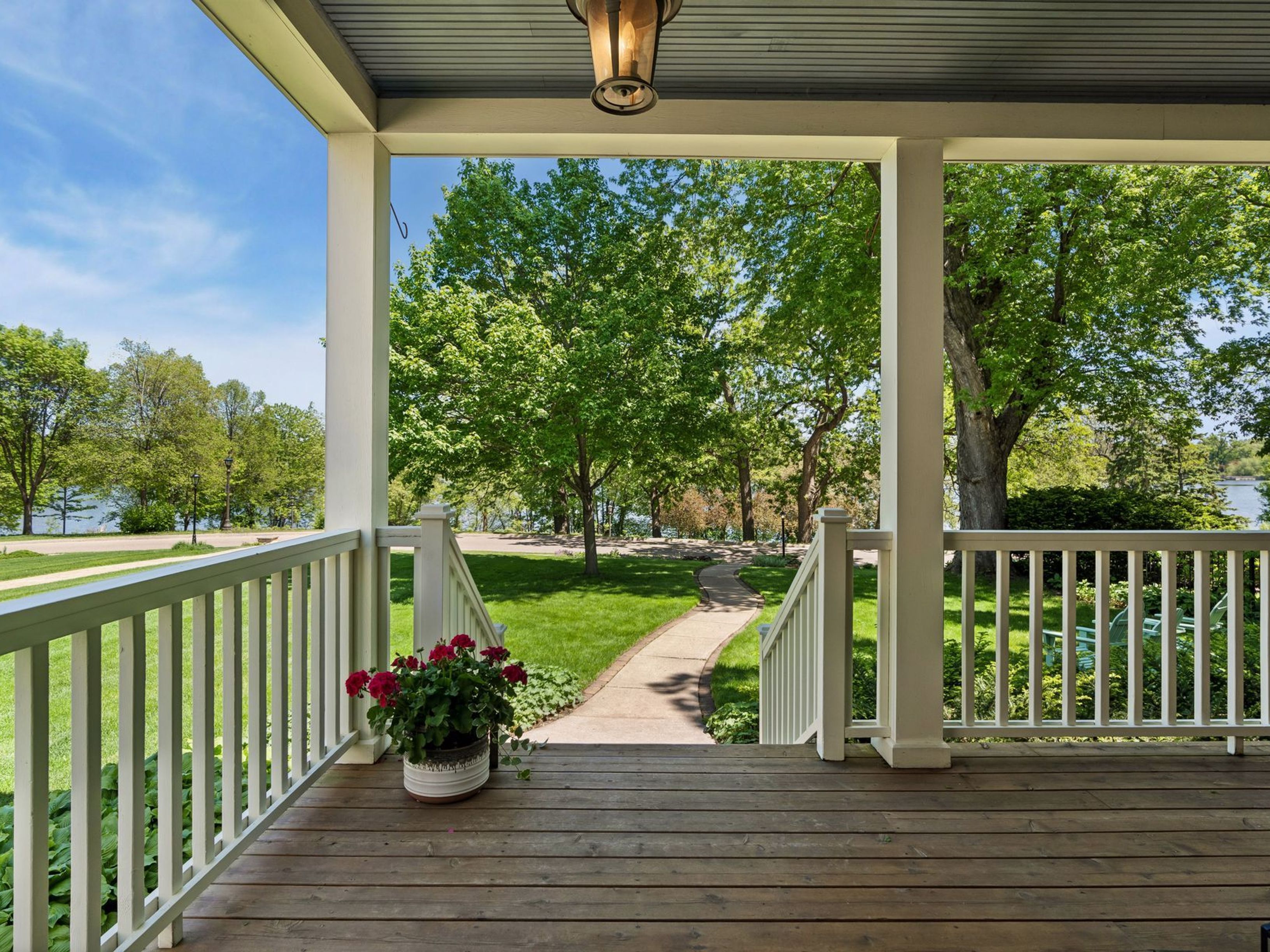 Historic Lakeside Retreat with Sunrooms and Timeless Charm - 物件實景