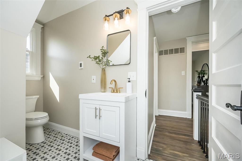 St Louis, Missouri, 63105, United States, 4 Bedrooms Bedrooms, ,4 BathroomsBathrooms,Residential,For Sale,1901233
