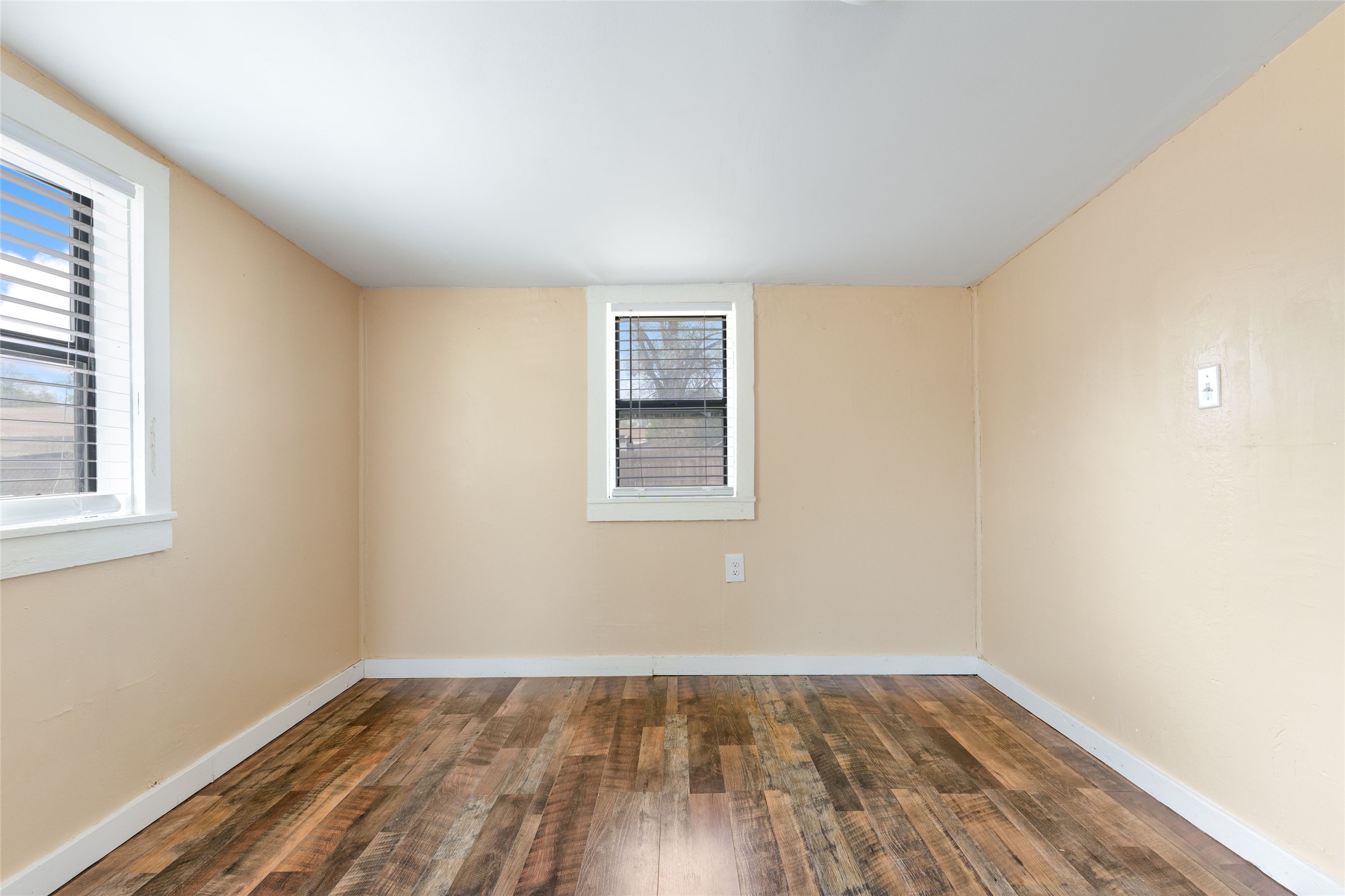 704 Loring Avenue - 物件實景