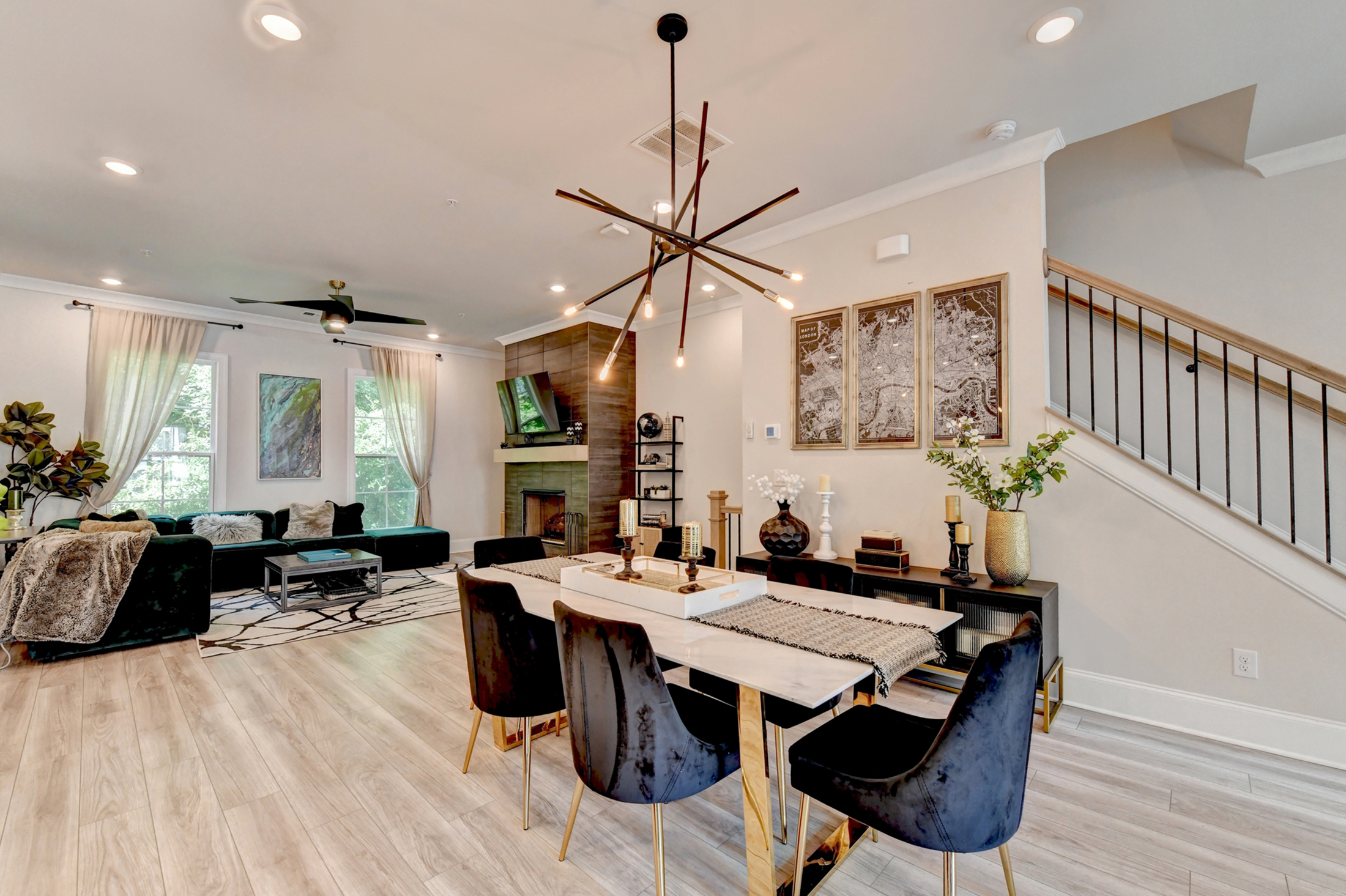  Welcome Home to this Magnificent Three-Story Townhome - 物件實景