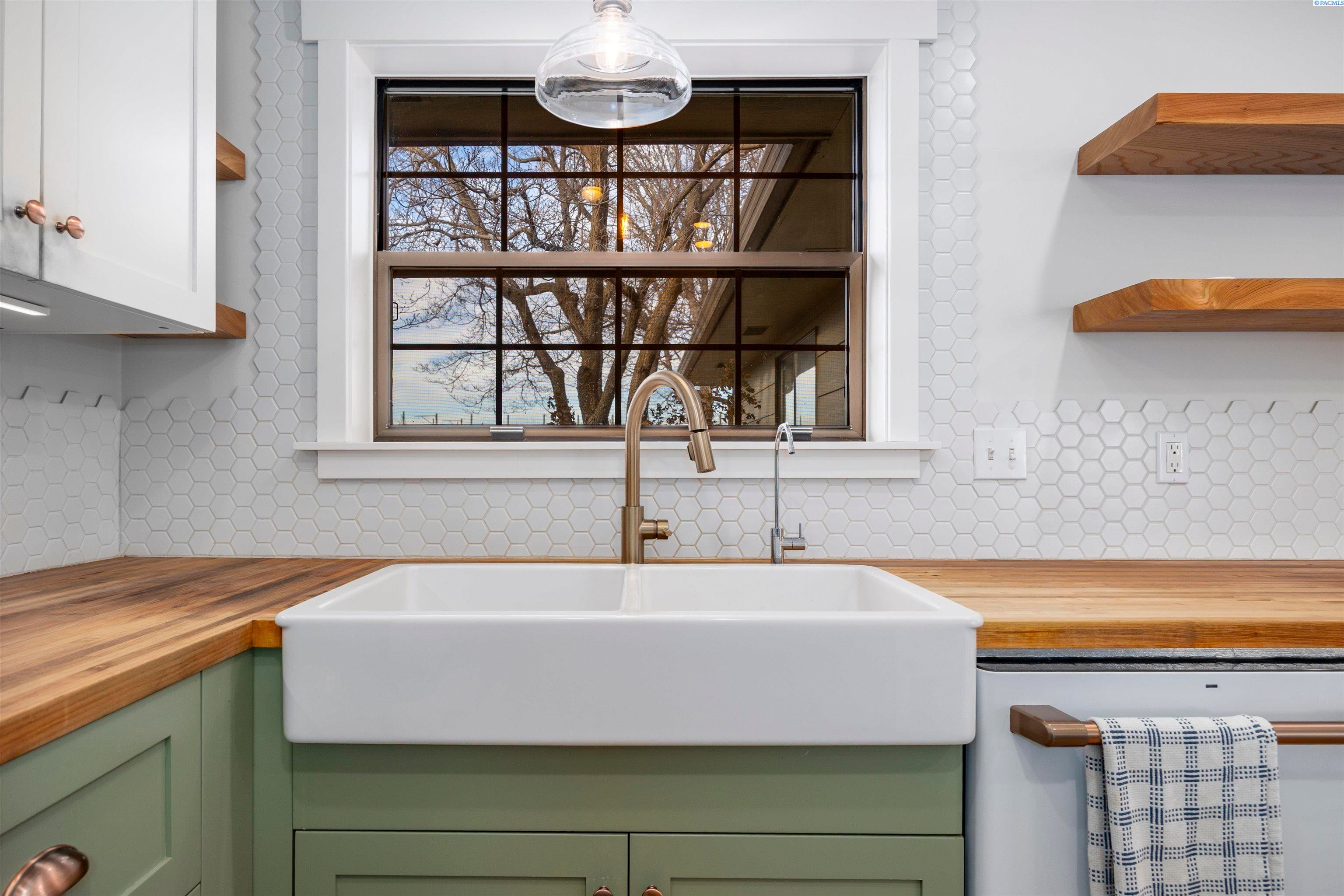 Sunnyside, Washington, 98944, United States, 3 Bedrooms Bedrooms, ,2 BathroomsBathrooms,Residential,For Sale,1998016