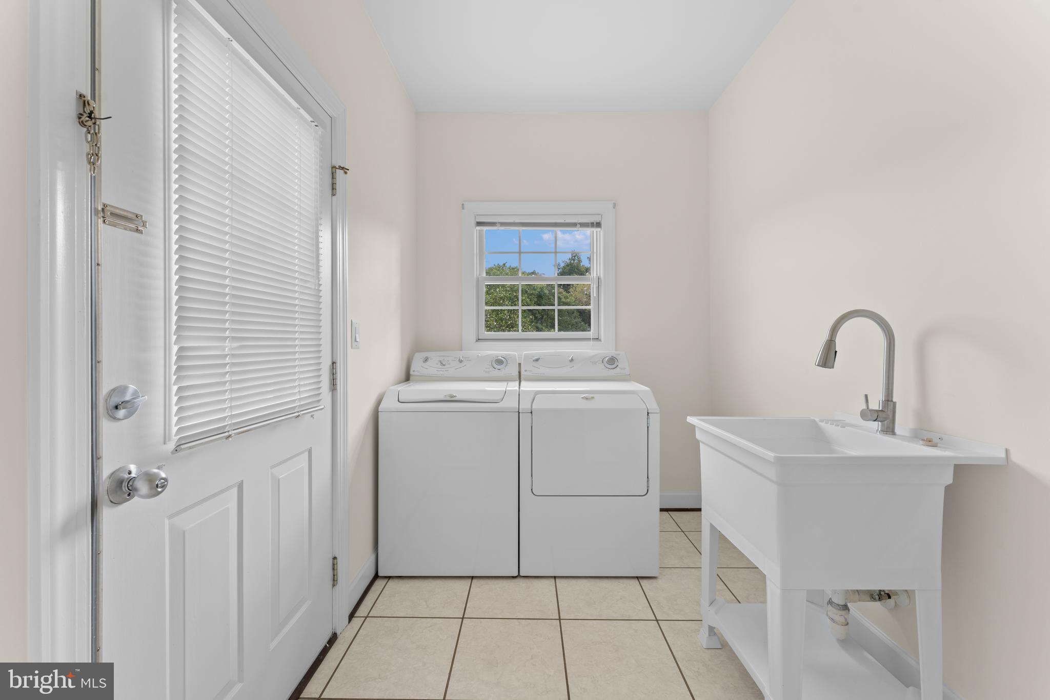 Reva, Virginia, 22735, United States, 4 Bedrooms Bedrooms, ,4 BathroomsBathrooms,Residential,For Sale,1983149