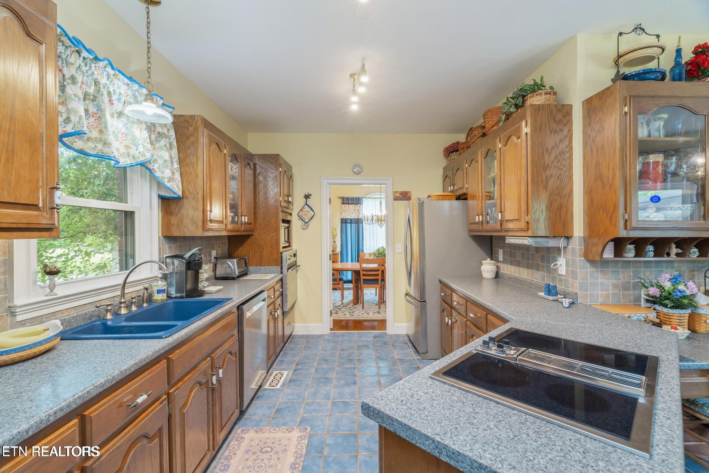 Kingston, Tennessee, 37763, United States, 3 Bedrooms Bedrooms, ,3 BathroomsBathrooms,Residential,For Sale,1897842