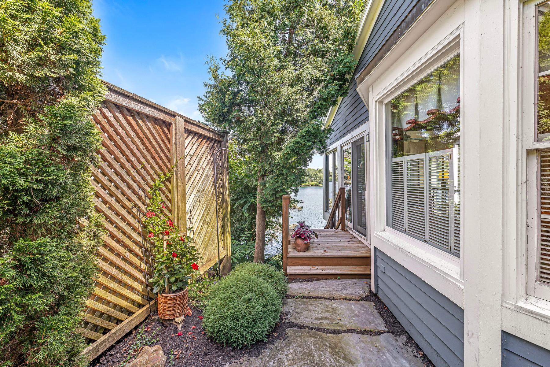  Beautifully Maintained Waterfront Home with Breathtaking Views - 物件實景