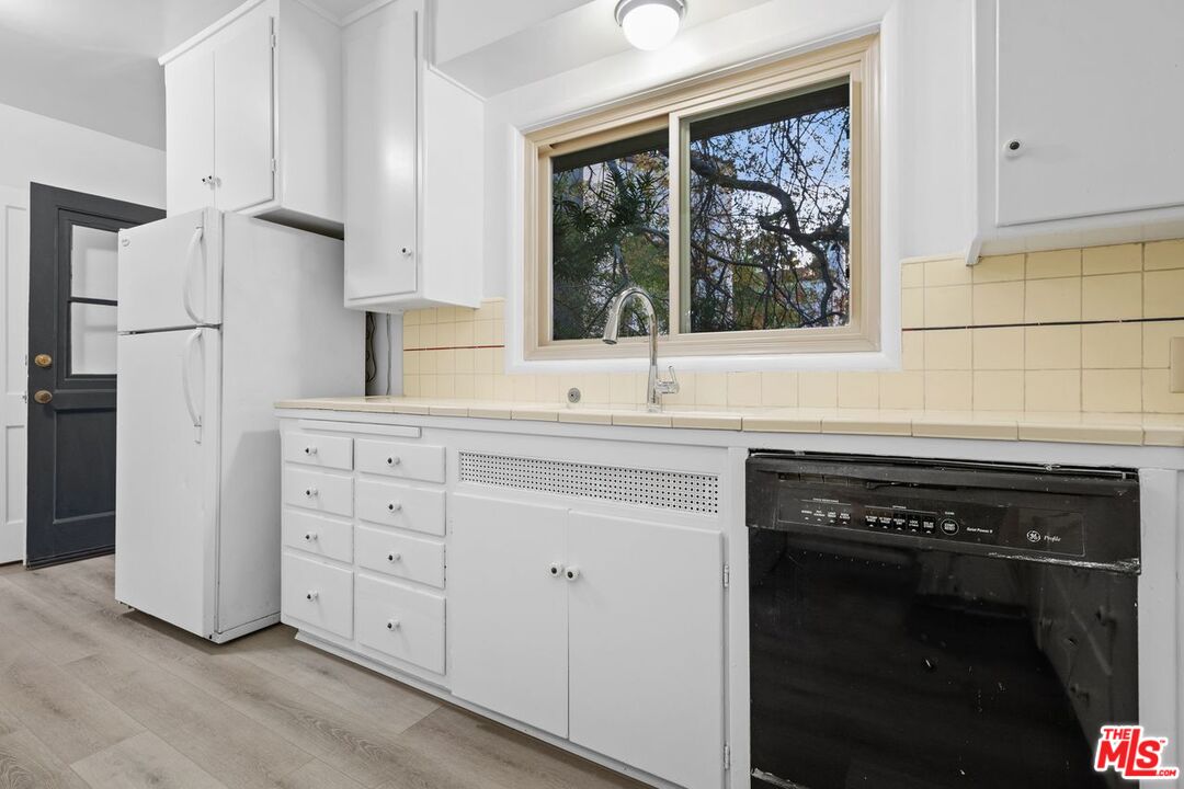 Los Angeles, California, 90049, United States, 1 Bedroom Bedrooms, ,1 BathroomBathrooms,Residential,For Sale,2003518