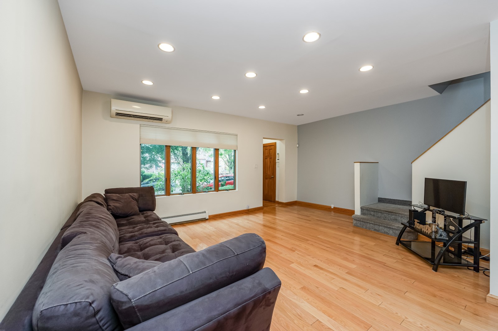 Middle Village, New York, 11379, United States, 3 Bedrooms Bedrooms, ,2 BathroomsBathrooms,Residential,For Sale,1941665