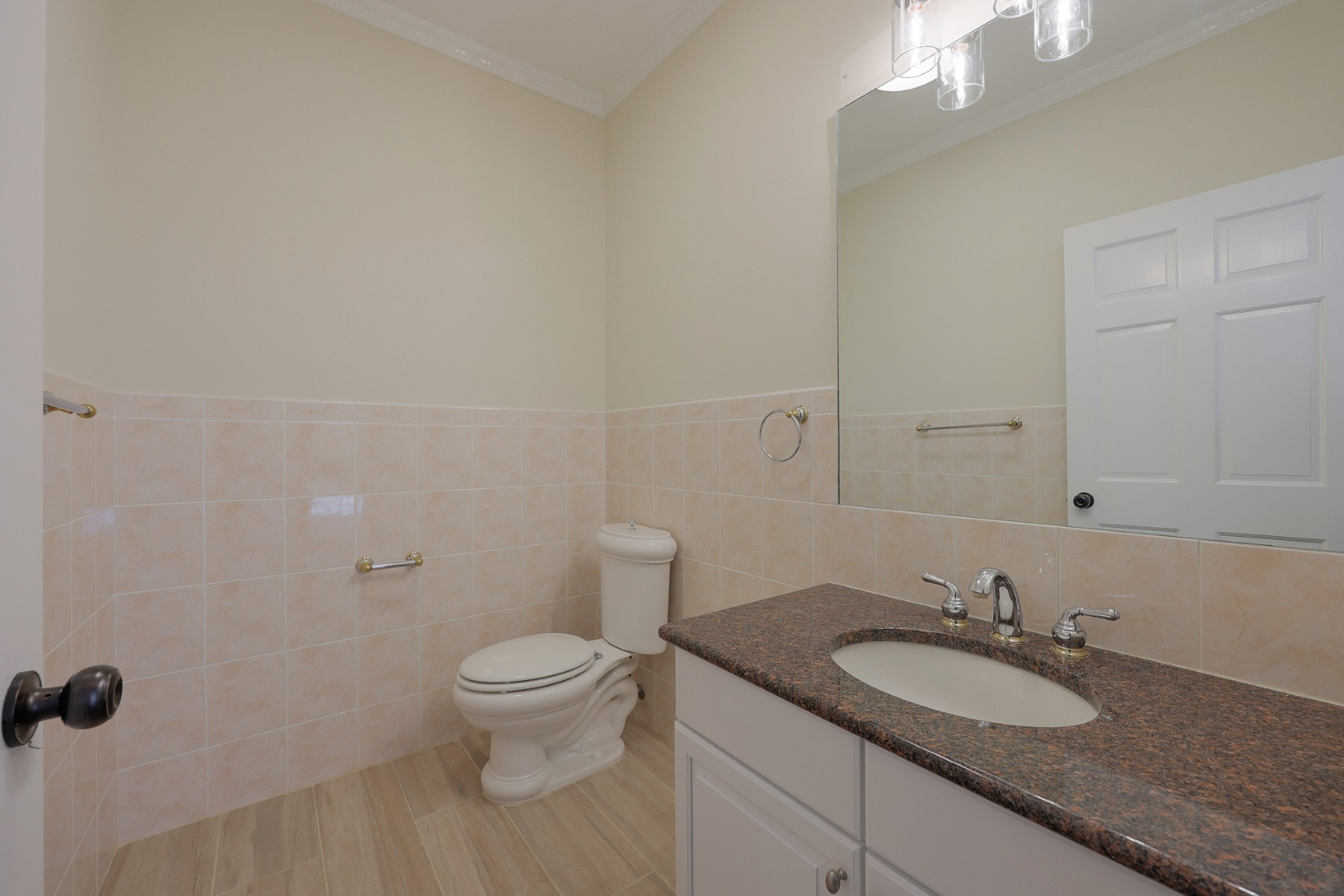  Impressive Seven Bedroom Colonial Offer Privacy and Practicality - 物件實景