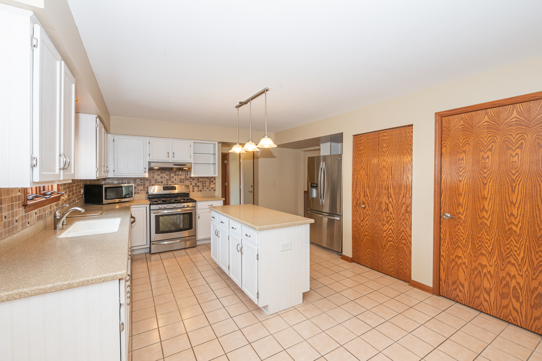  Beautifully Maintained Storybook Home - 物件實景