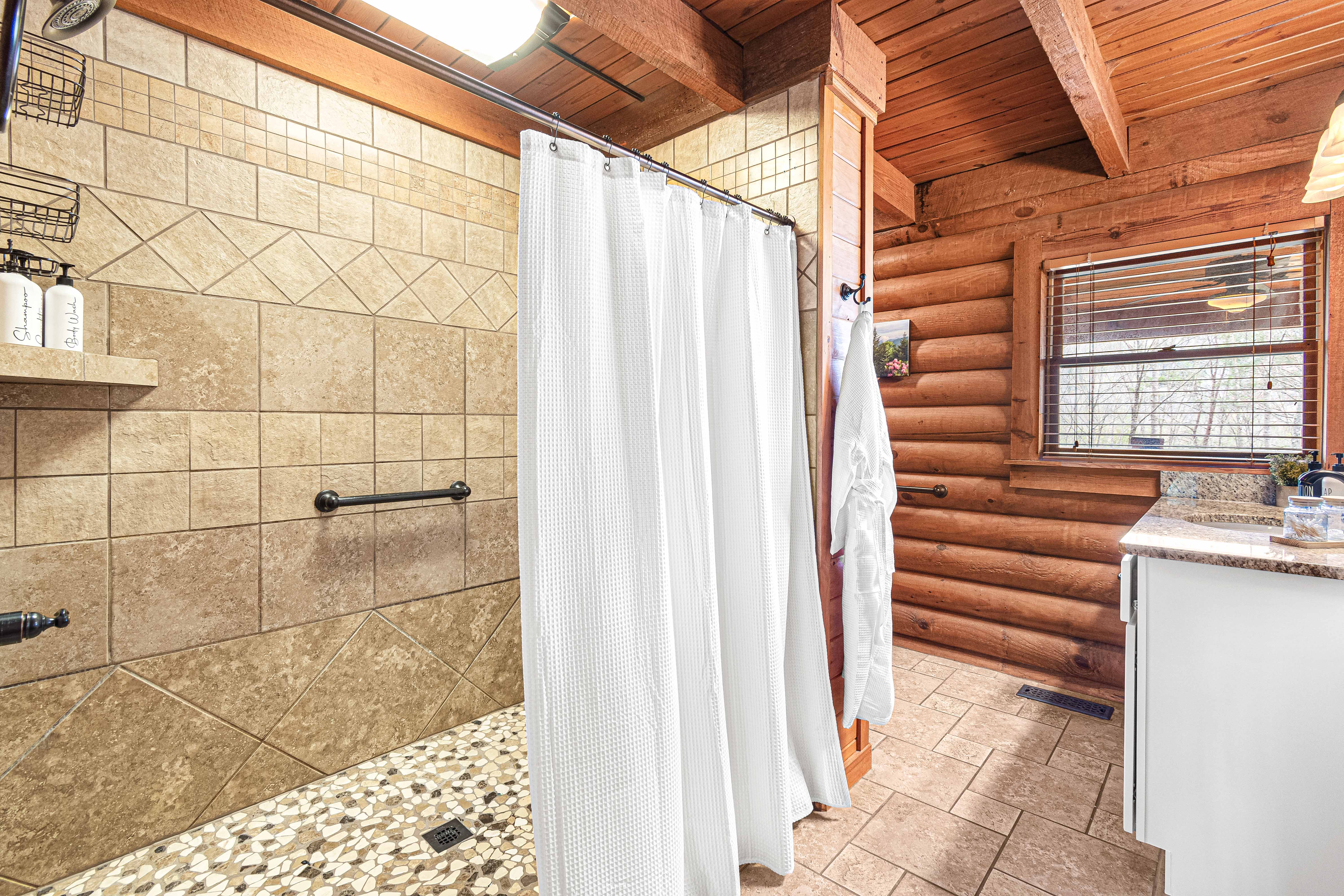 Gatlinburg, Tennessee, 37738, United States, 3 Bedrooms Bedrooms, ,4 BathroomsBathrooms,Residential,For Sale,1977450