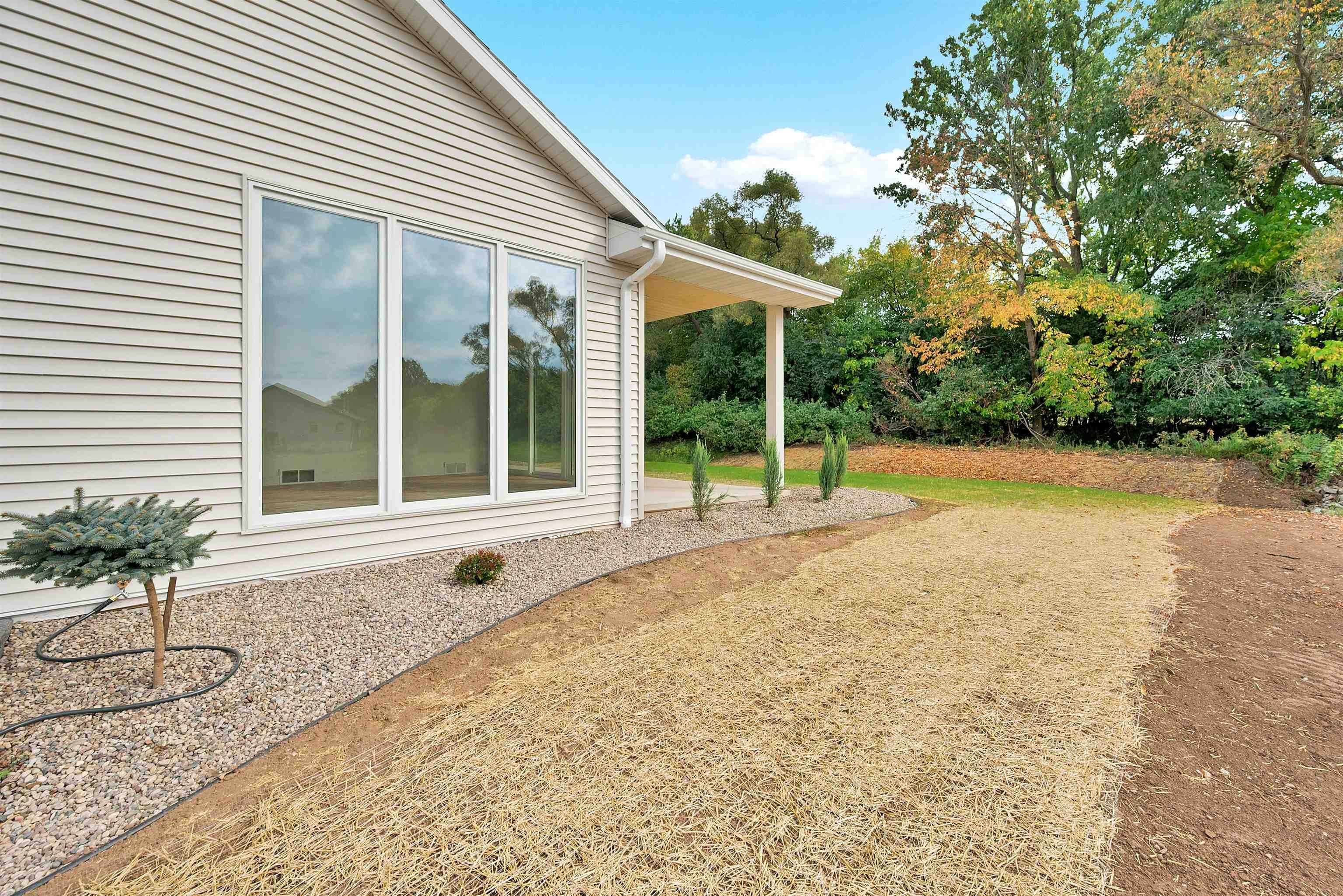 DE PERE, Wisconsin, 54115, United States, 2 Bedrooms Bedrooms, ,3 BathroomsBathrooms,Residential,For Sale,1978807