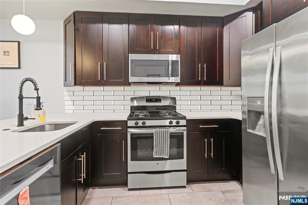 Jersey City, New Jersey, 07307, United States, 3 Bedrooms Bedrooms, ,2 BathroomsBathrooms,Residential,For Sale,1918659
