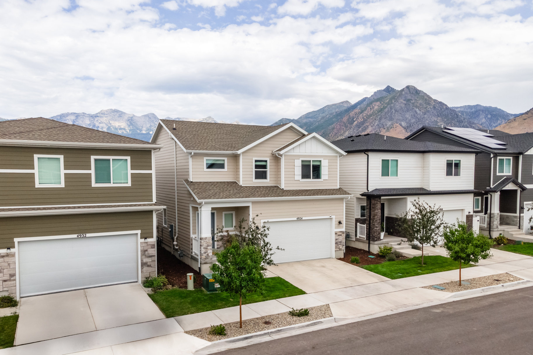  Modern 2023-Built Home with Protected Mountain Views, Walking Distance to School - 物件實景