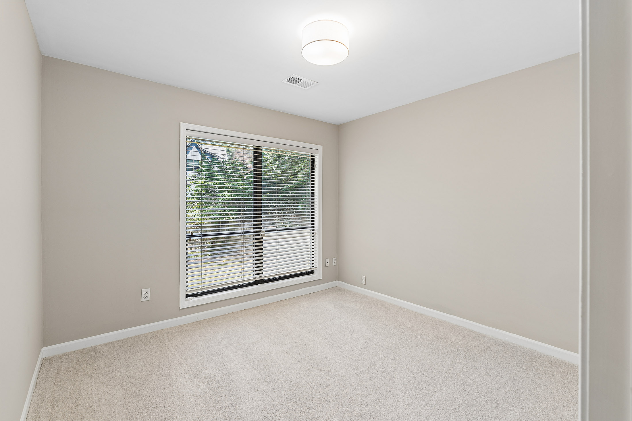  Beautifully Updated Fee Simple Townhome in an Exceptional Brookhaven Location - 物件實景